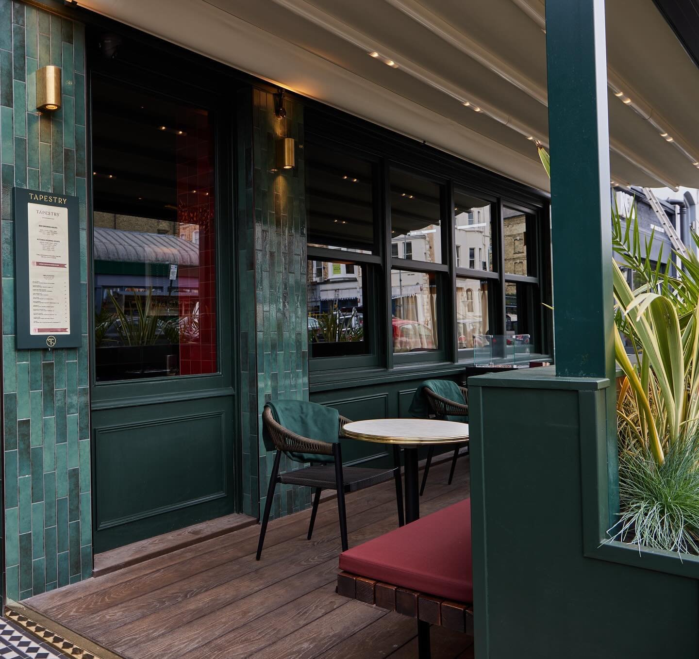 Our terrace looks great in this Sun... and even better on a summers evening ... swing by and take a look 👀 

#hoveactually #hovefoodie #tapestryhove