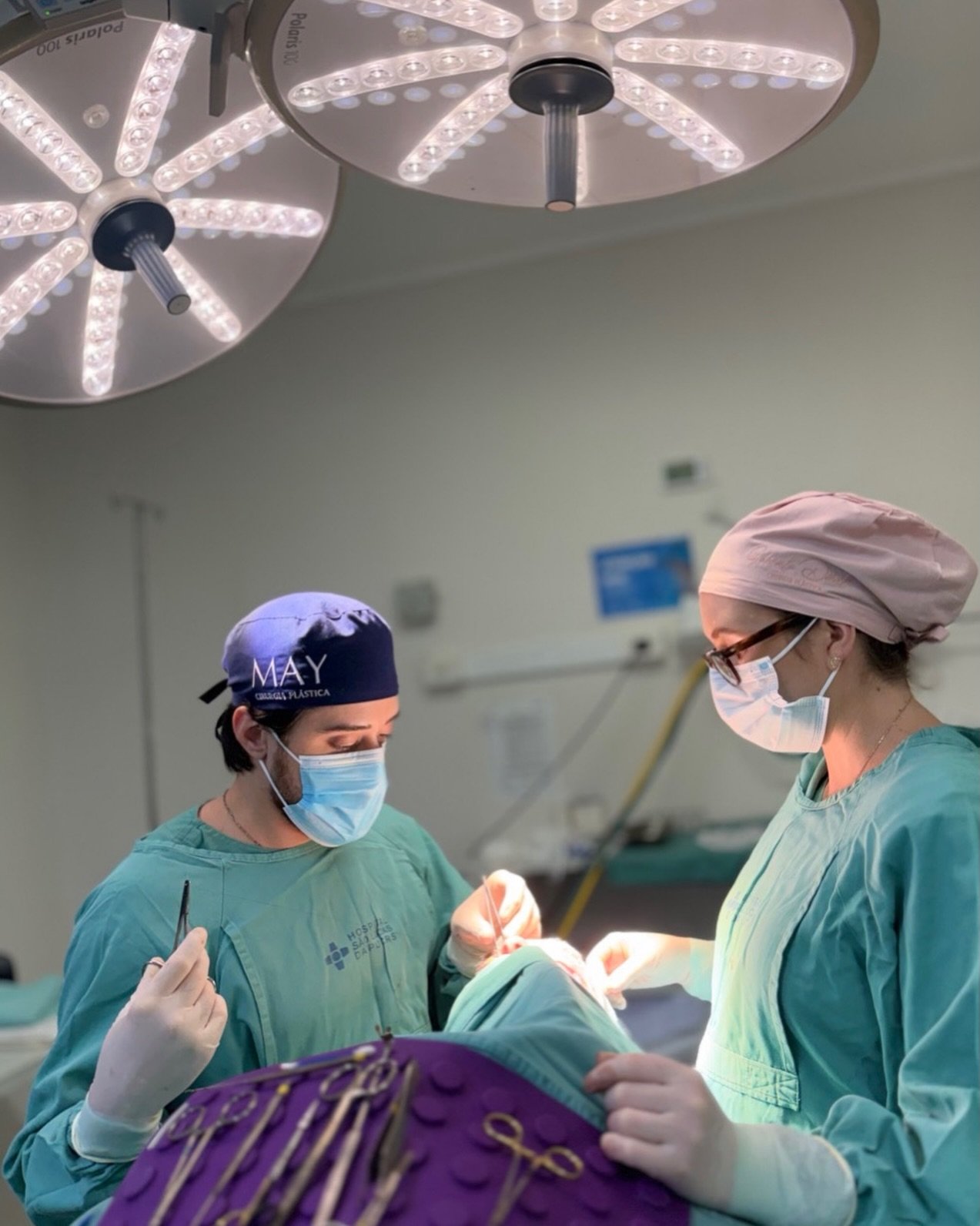 &ldquo;Concentra&ccedil;&atilde;o m&aacute;xima, t&eacute;cnica refinada e cuidado em cada detalhe para entregar resultados com seguran&ccedil;a e naturalidade.&rdquo;