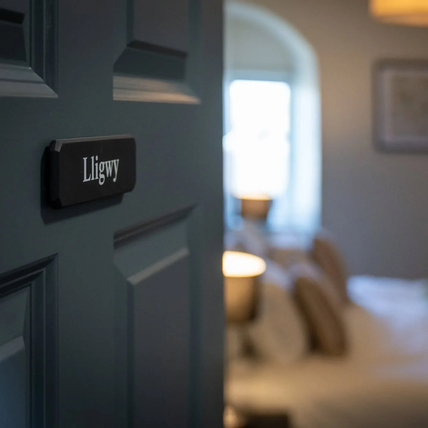 Diolch i Inigo Jones am y gwaith llechi ar y drysau. Pa draeth da chi'n mwynhau ar yr Ynys?

Thank you to Inigo Jones for the slate work on our doors. Which is your favourite beach on the island? 🌊