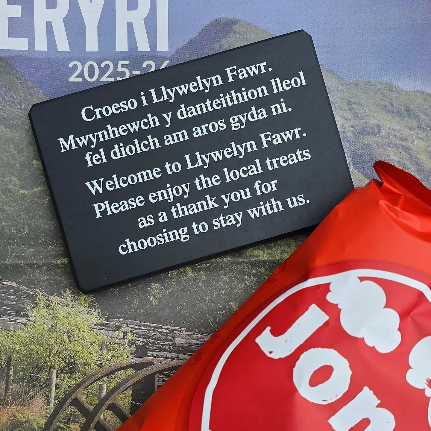 Arwydd llechan Cymreig hyfryd wedi cael ei greu ar gyfer yr hamper croeso. Cynnyrch lleol a croeso cynnes yn eich disgwyl &hearts;️

Beautiful Welsh slate sign created for your welcome hamper. Local produce and a warm welcome awaits. &hearts;️

Diolc