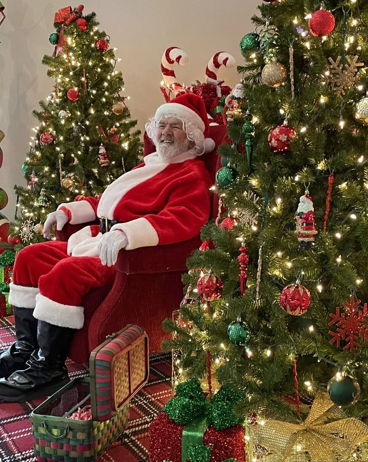 SIGN UP early and SAVE for Santa on the Farm! 🎅🏼 Join us for Holiday Crafts, Photos with Santa, Pajama Party and visits with Long Island Game Farm Animals!

Santa on the Farm 🐐
Dates: Saturday December 6, Sunday December 7 
Time:  10AM - 3PM
Admis