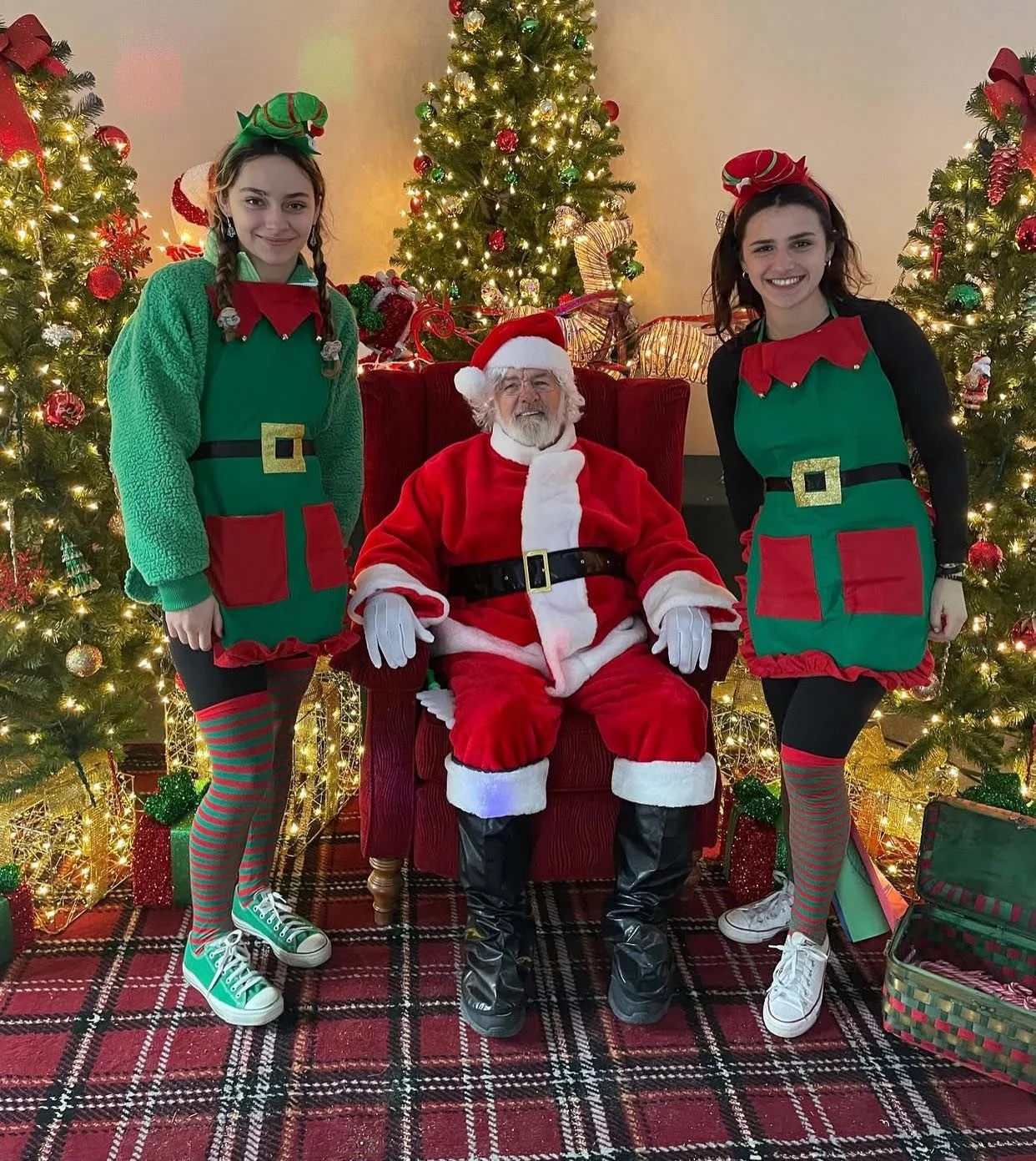 Santa will be at the farm this weekend! 🎅 We hope to see you for Santa on the Farm.

Santa on the Farm 🐐
Dates: Saturday December 6, Sunday December 7 
Time:  10AM - 3PM
Admission: $20/person in advance, $24/person day of, under 2 yrs free. Include