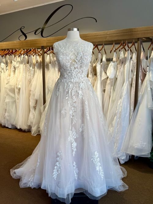 Curvy lace wedding dress