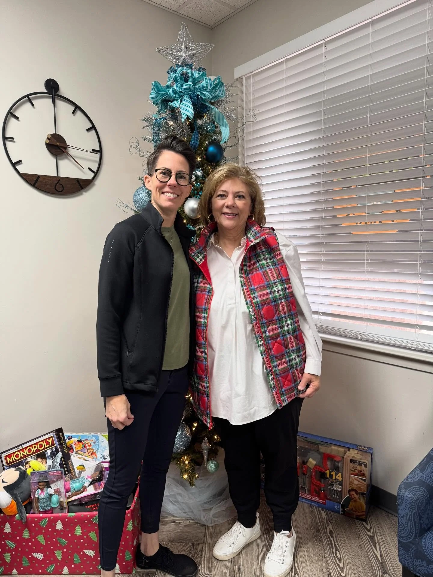 Holiday magic courtesy of Lauren, who decorates our Method Wellness tree with so much heart every year 🎄💫 Thank you for sharing your kind and festive spirit with us!