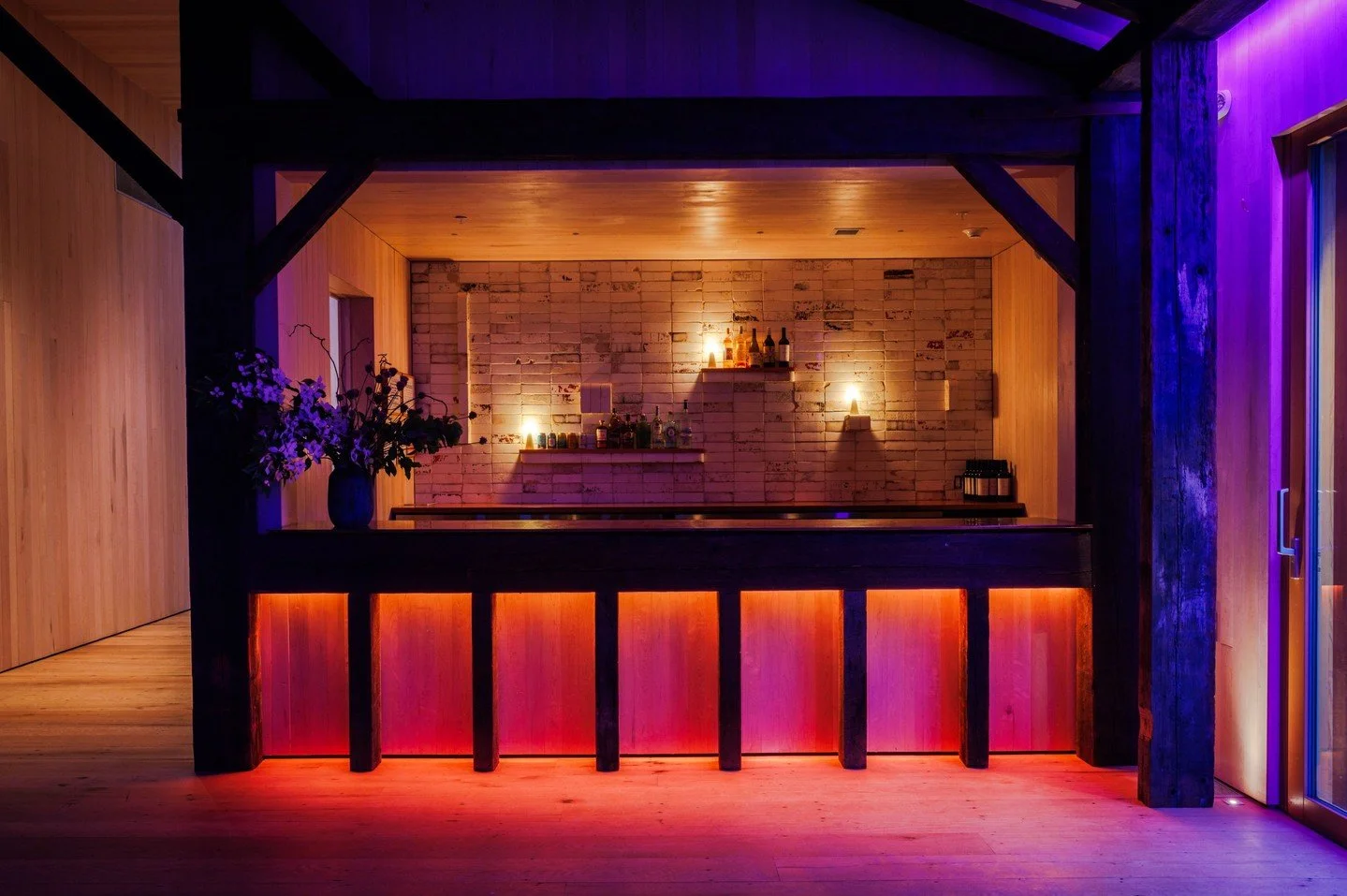 Thanks to custom lighting, our bar can fit whatever vibe you and your guests are craving. Classic? Glamorous? The choice is yours. 💃
📸 @alexstaniloff
