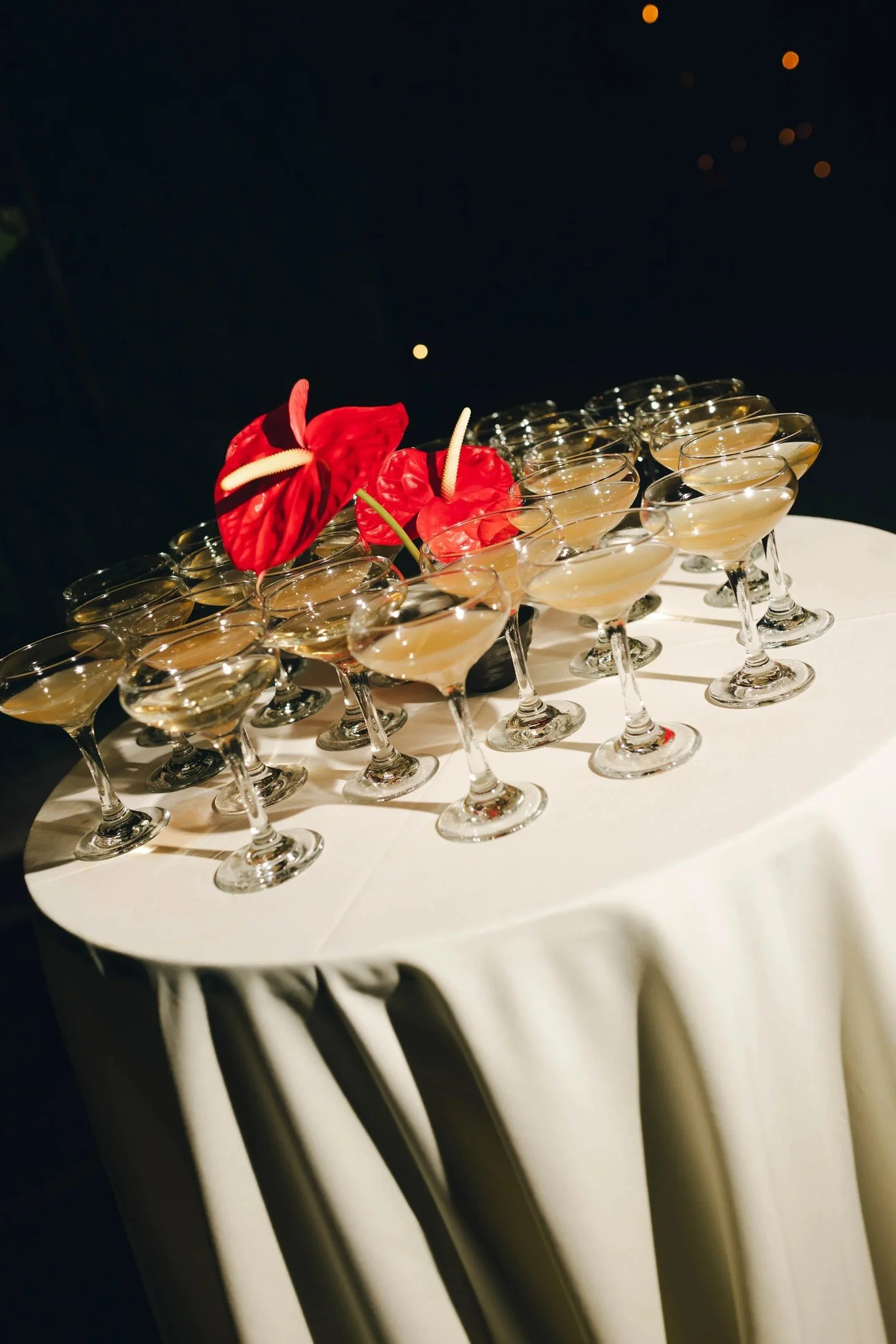 &rsquo;Tis the season to celebrate. 🎉
From holiday parties to New Year&rsquo;s cheers, book your gathering with us&mdash;customized drinks + bites included.

📸 @midnightsolphotography 
🌺 @unetablebytania