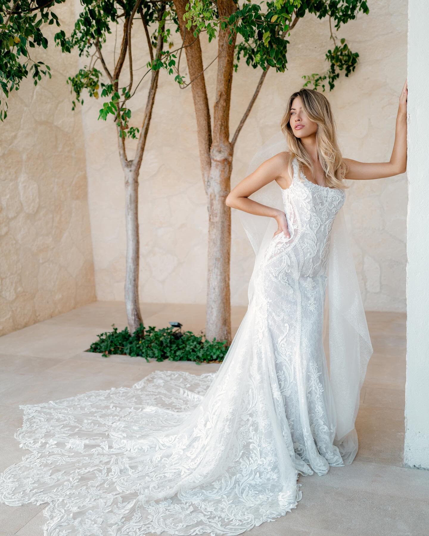 Five words: THE. BACK. OF. THIS. DRESS. 😍 

Casseen by @wtoowatters has some of the most stunning details EVER. This look, complete with sparkles, sheer side cutouts, and an absolutely gorgeous train, will have all eyes on you, all evening. 🤍

Is t