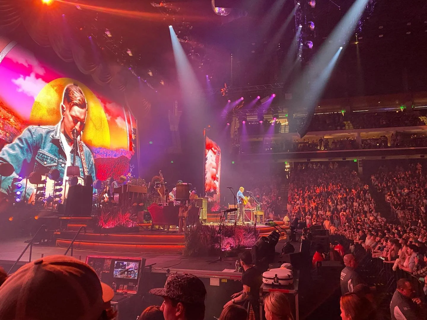 What a dang show! Tyler Childers&rsquo; voice hits deep. We had amazing seats thanks to my boo thang. 

#tylerchilders #goseelivemusic #myearholesarehappy