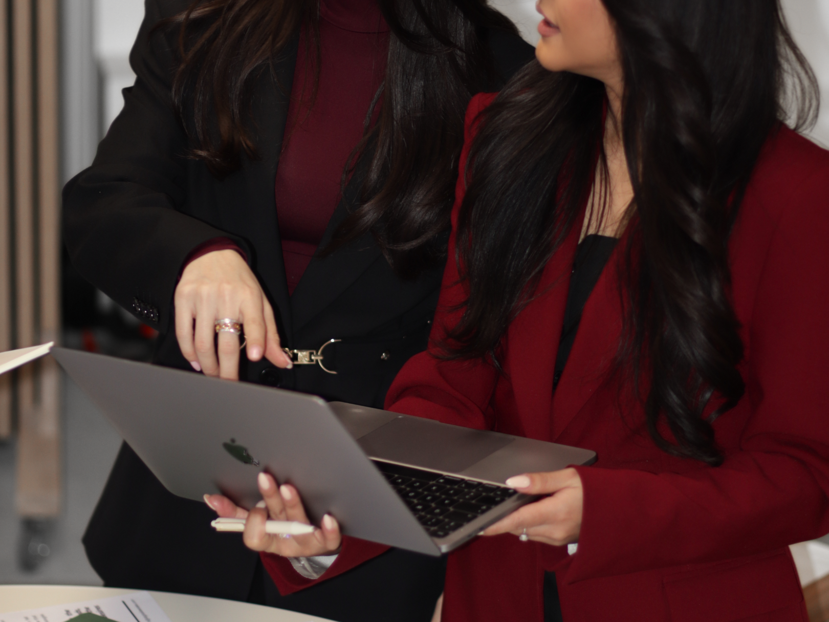 Dee Alfaro planning a social media strategy and content calendar with a client as part of Digital Deetales services