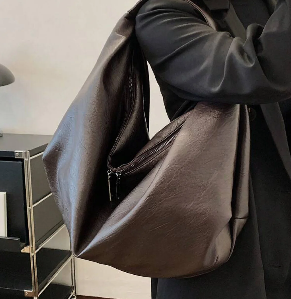 2023 new women's single shoulder Tote bag retro casual large capacity underarm soft leather backp...