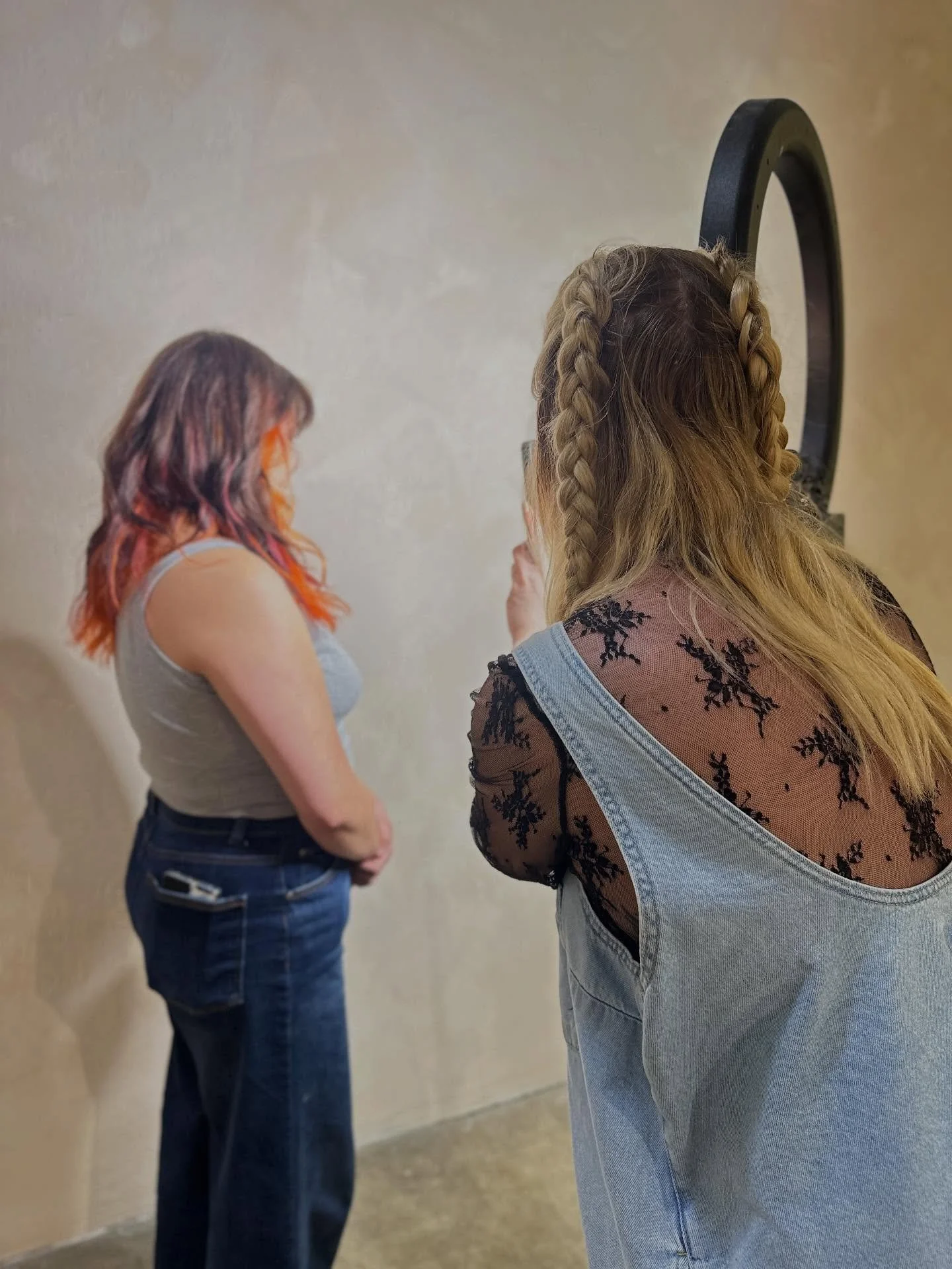 Stylist Spotlight! @alysparkle ✨ 

For this look Aly&hellip;
▪️Started by lifting her regrowth to a level 6 to keep depth and saturation in the final result.
▪️Added babylights underneath for softness + movement, then glossed the top with Pulp Riot C