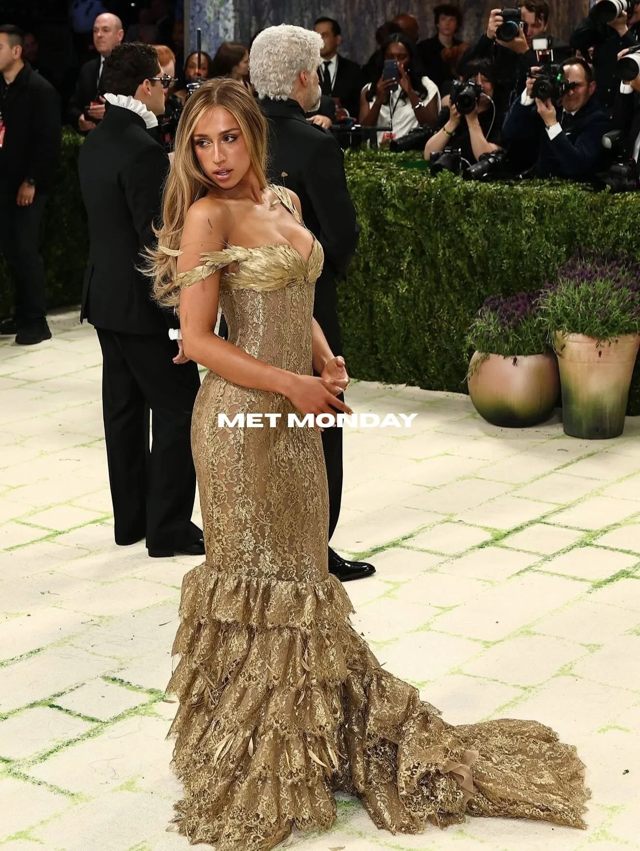 OUR FAVORITE MET LOOKS 

Swipe to see our favorite glam from this years 2026 Met Gala!

What looks do you want to recreate in our chair? 

📸- Getty Images 

#losangeles #hair #glam #metgala