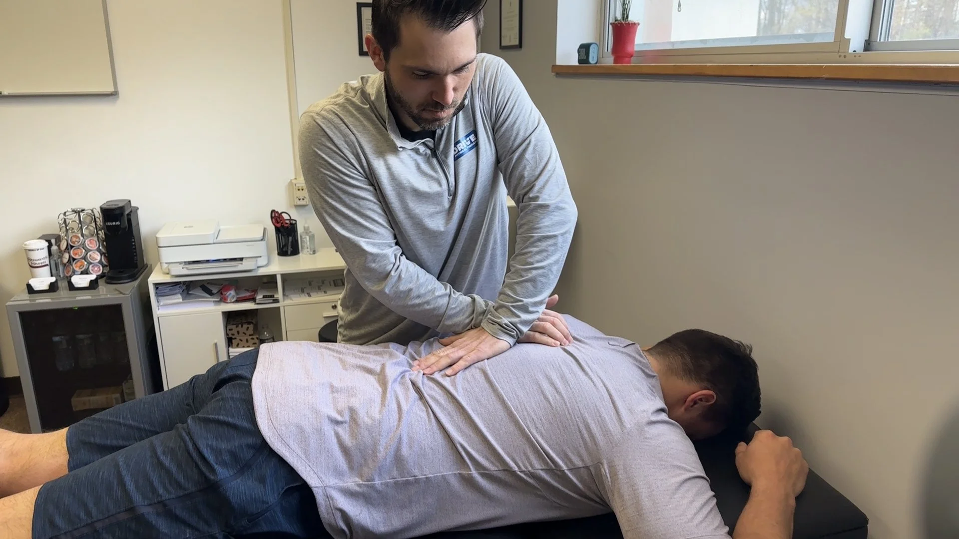Patient working with a provider at a performance physical therapy clinic in Saratoga Springs, NY, receiving manual therapy for knee pain