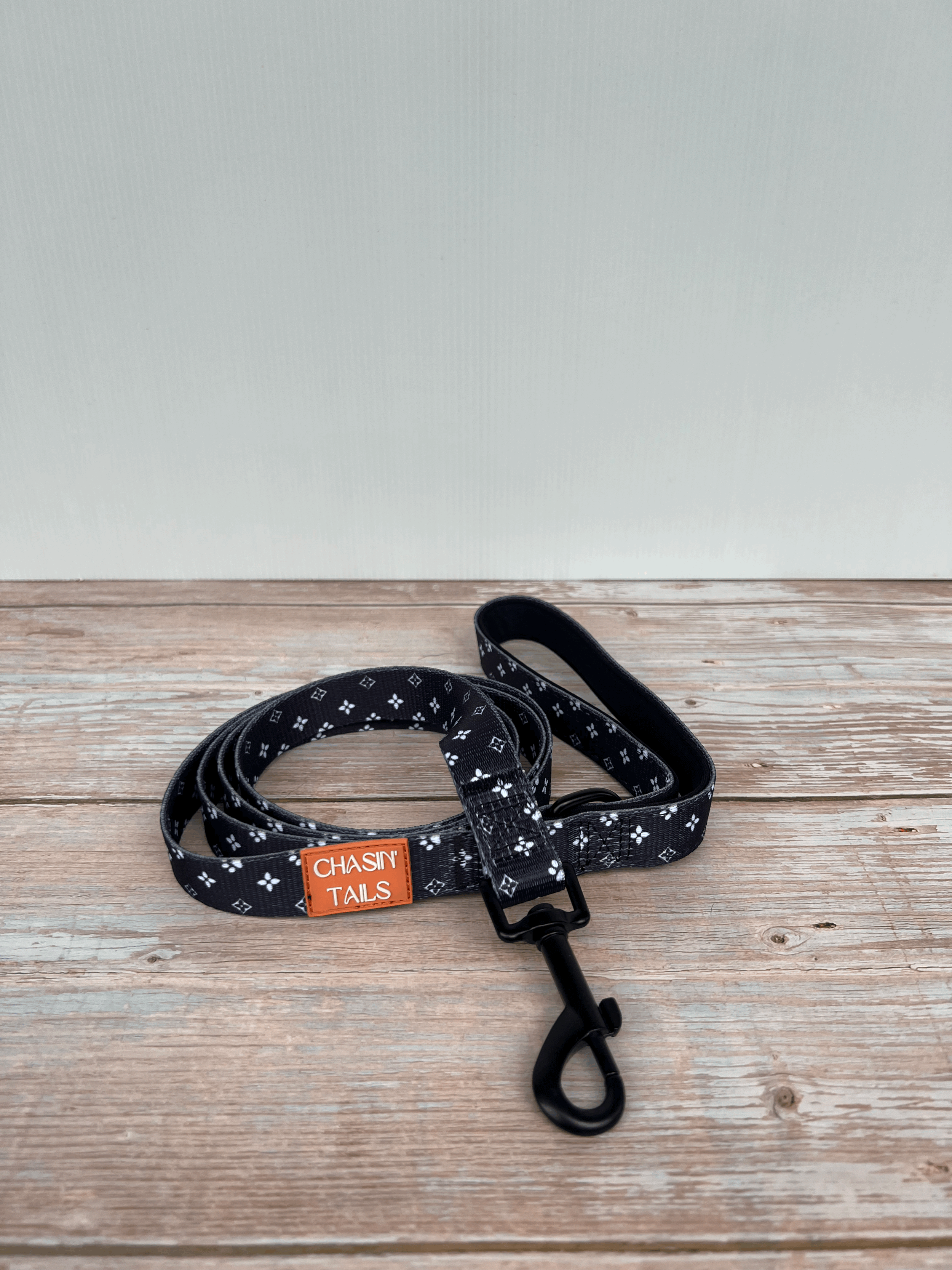 Black & White lead