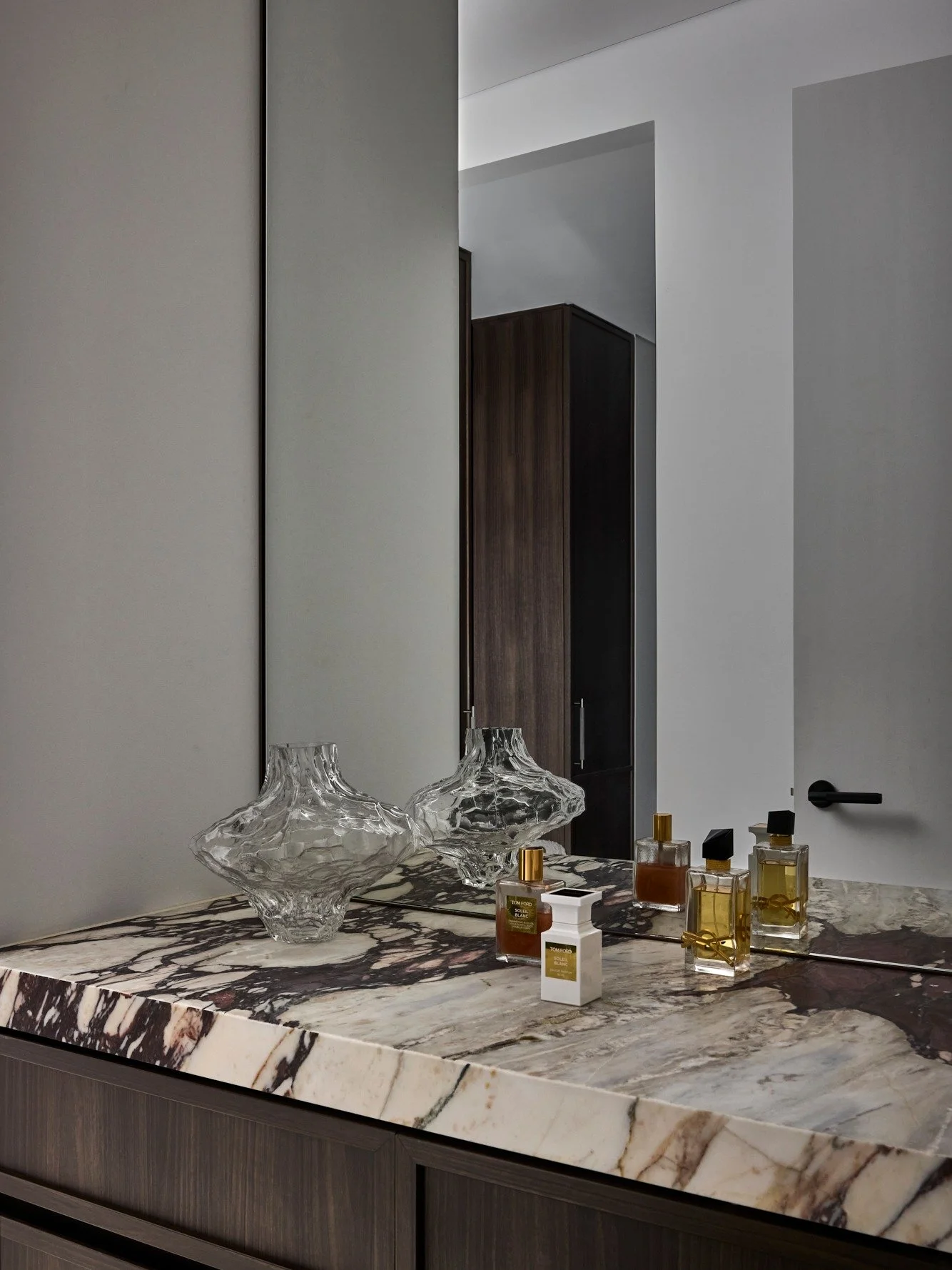 An inviting entry to the master suite, layered with striking marble and the sculptural form of our Ava Vase.

Interior Design @theunlistedcollective
Photographer @_pabloveiga 

#TheObjectCollective #DesignDetails #MarbleInteriors #SculpturalVase #Int