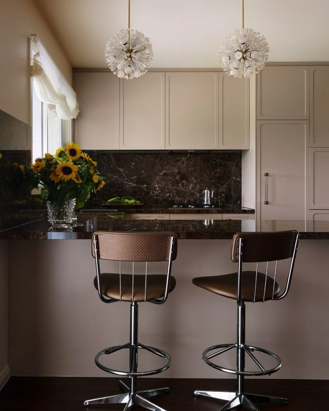 The Frankie Vase bringing a little sunshine into the kitchen, styled beautifully by @studio_ab___ 

A sculptural piece on its own, but even better filled with fresh blooms to soften the space and add warmth to everyday moments at home.

Interior Desi
