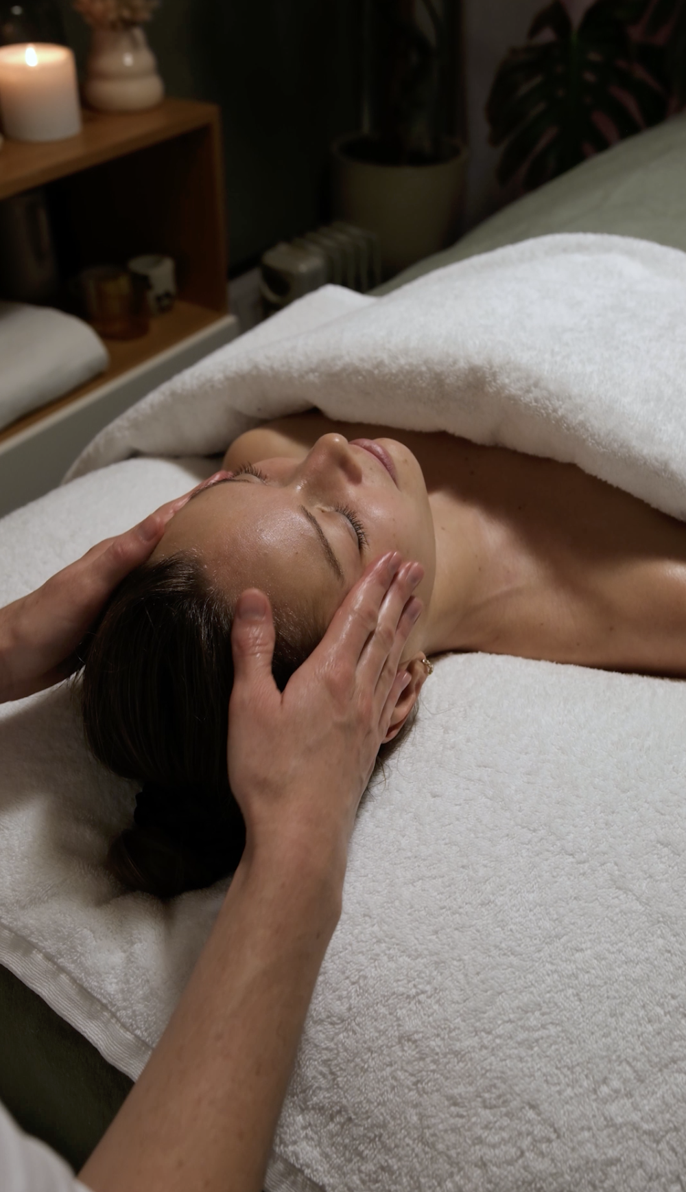 Rae Face Sculpting treatment is a holistic, non invasive facial therapy designed to sculpt, lift and restore balance to the face naturally. This is more than a facial. It is a deeply restorative, muscle focused treatment.