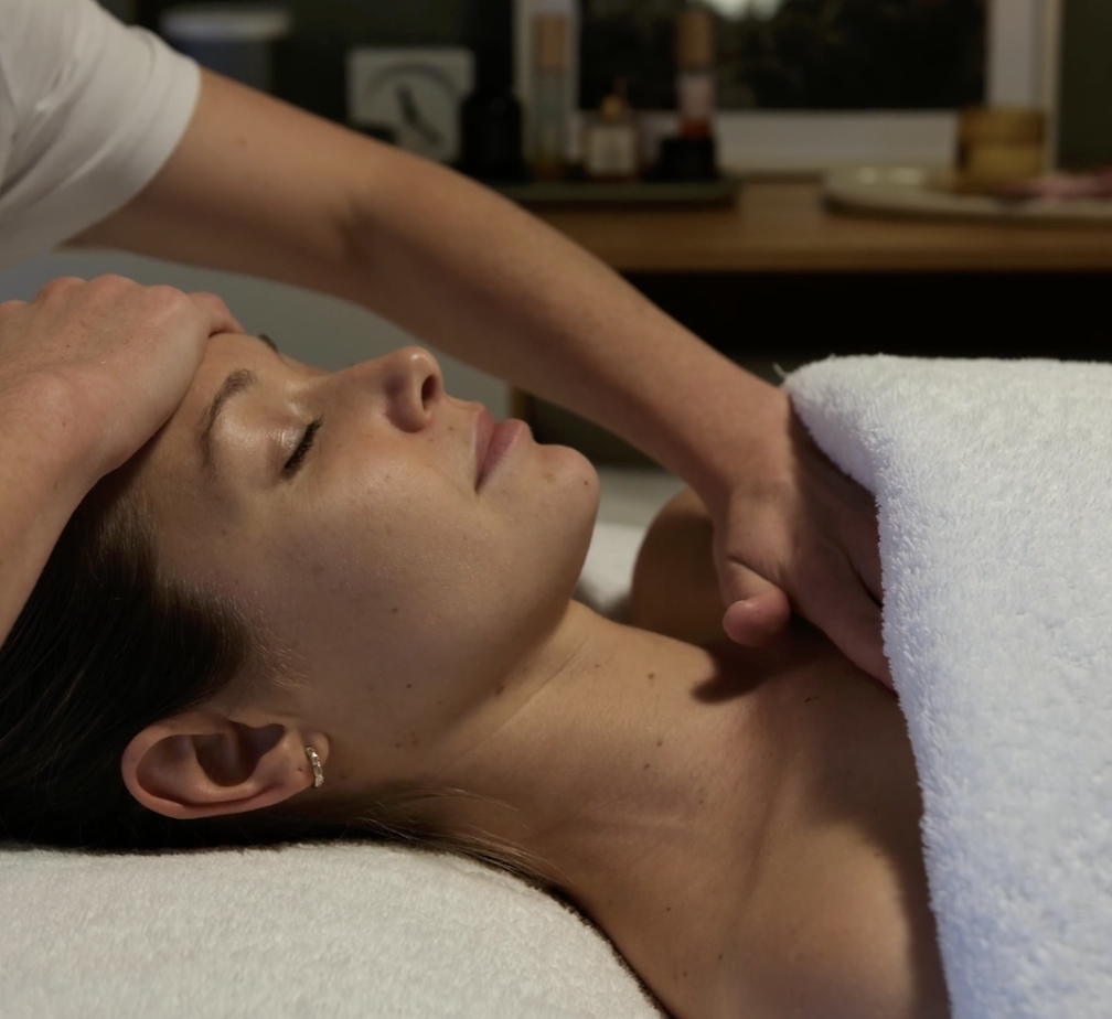 Rae Face Sculpting treatment is a holistic, non invasive facial therapy designed to sculpt, lift and restore balance to the face naturally. This is more than a facial. It is a deeply restorative, muscle focused treatment.