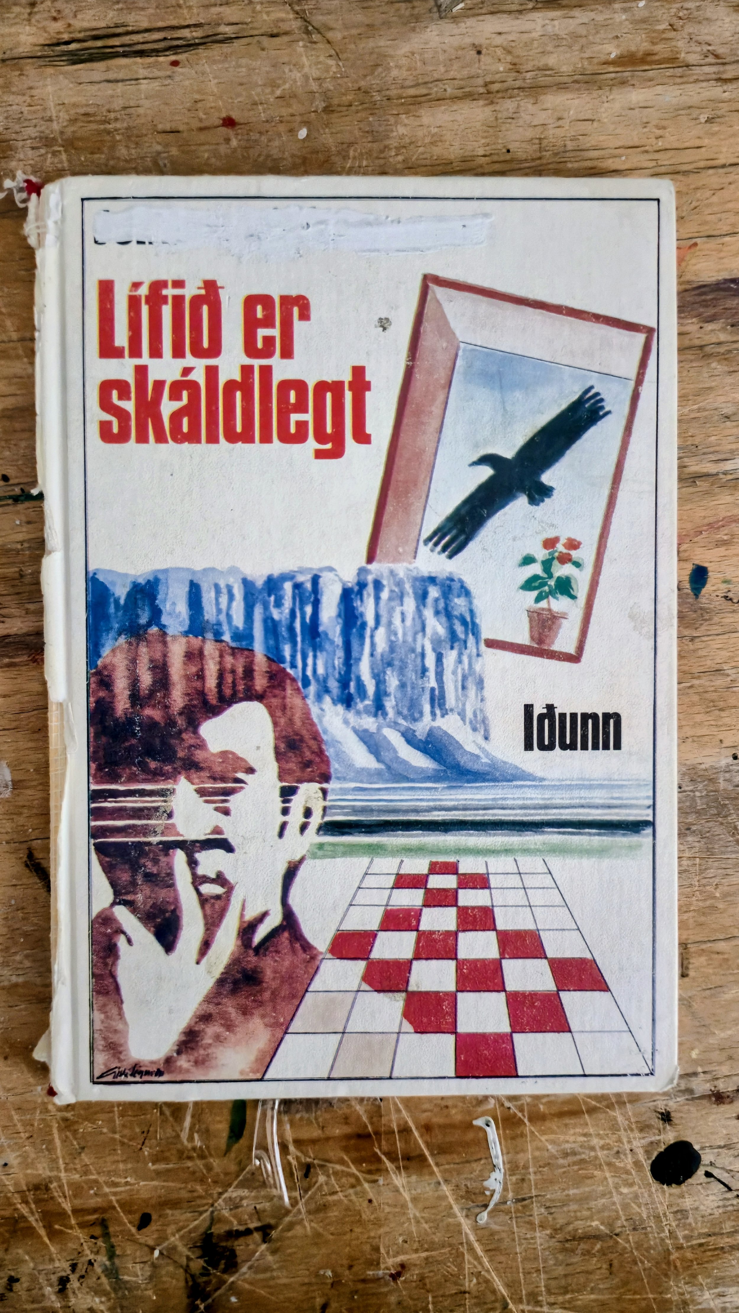 A book cover with Swedish text, featuring a stylized illustration of a woman with short hair and glasses, a waterfall, a mirror with a black bird, a potted plant, and a checkered floor.