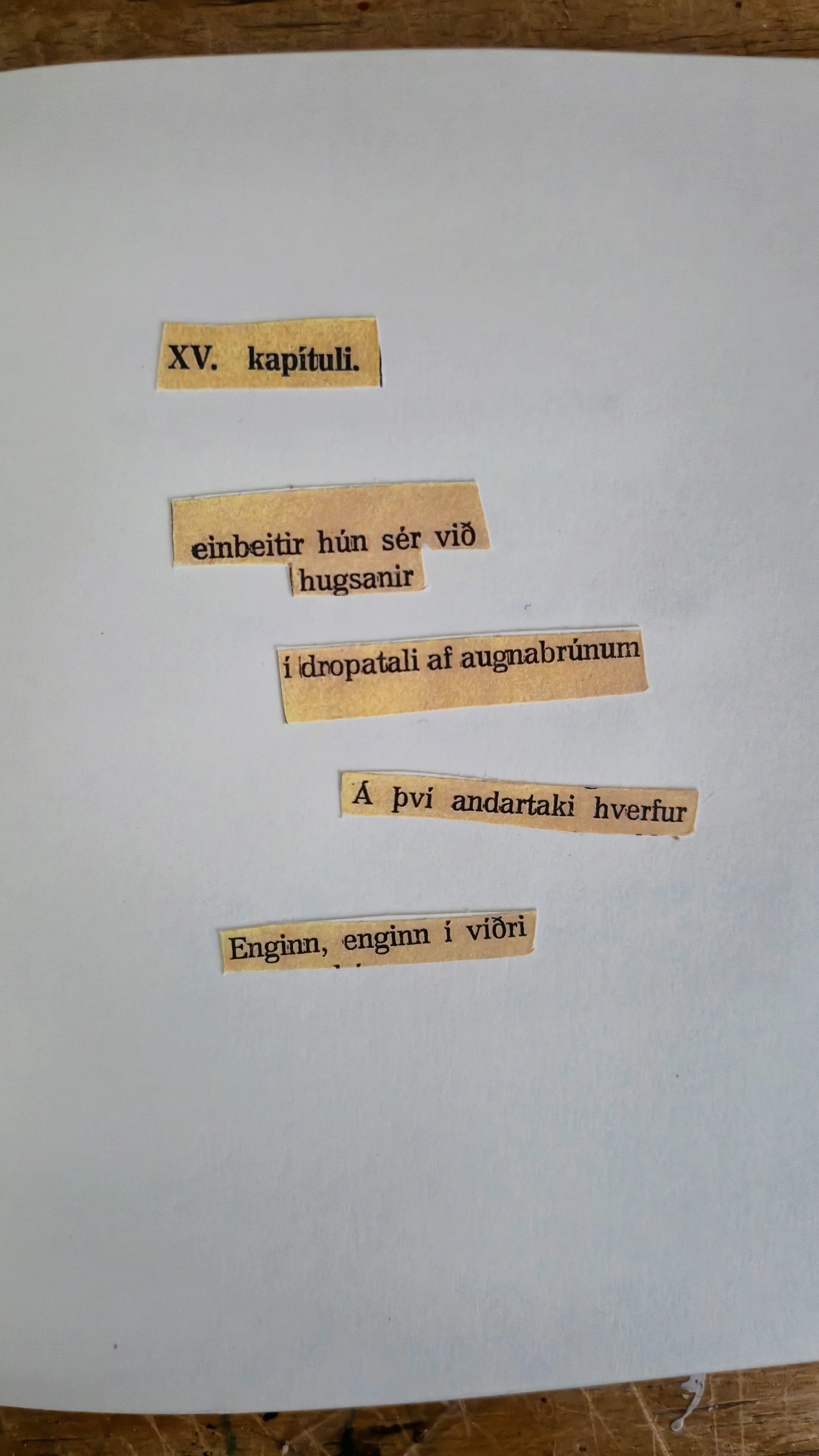 A white sheet of paper with several lines of text made from cut-out pieces of printed paper in Icelandic.