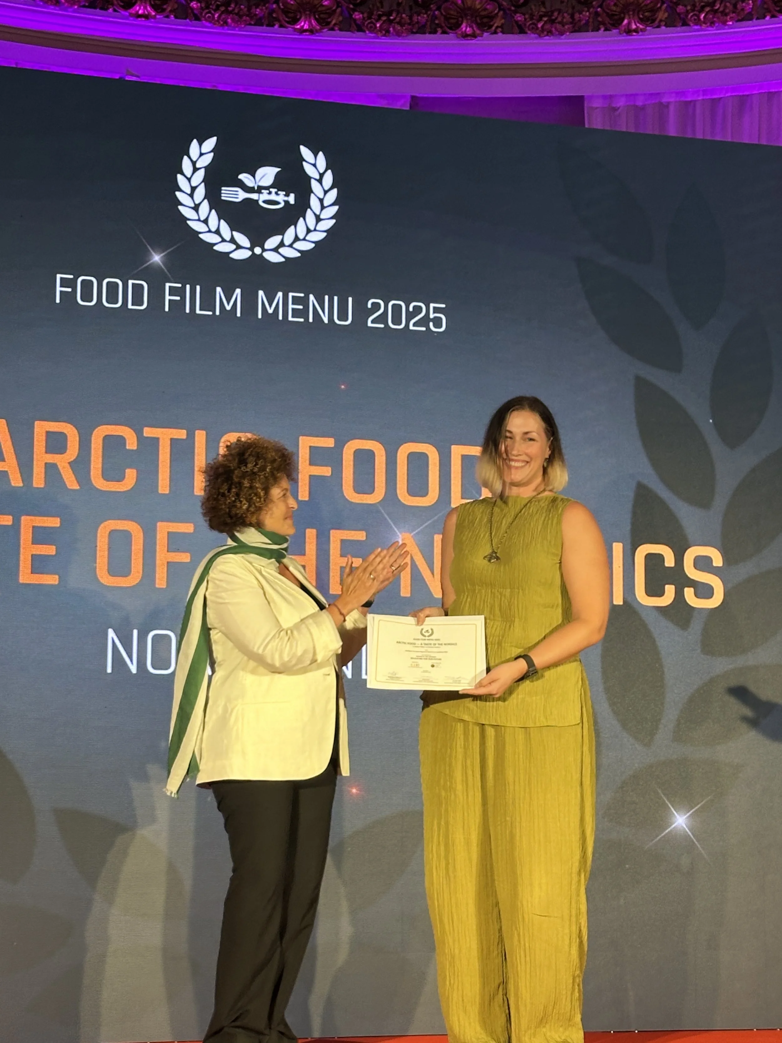 Katrine Remmen Wiken mottok prisen av Sara Roversi, president for Future Food Institute i Italia. (Foto: Guro Larsen Brown)