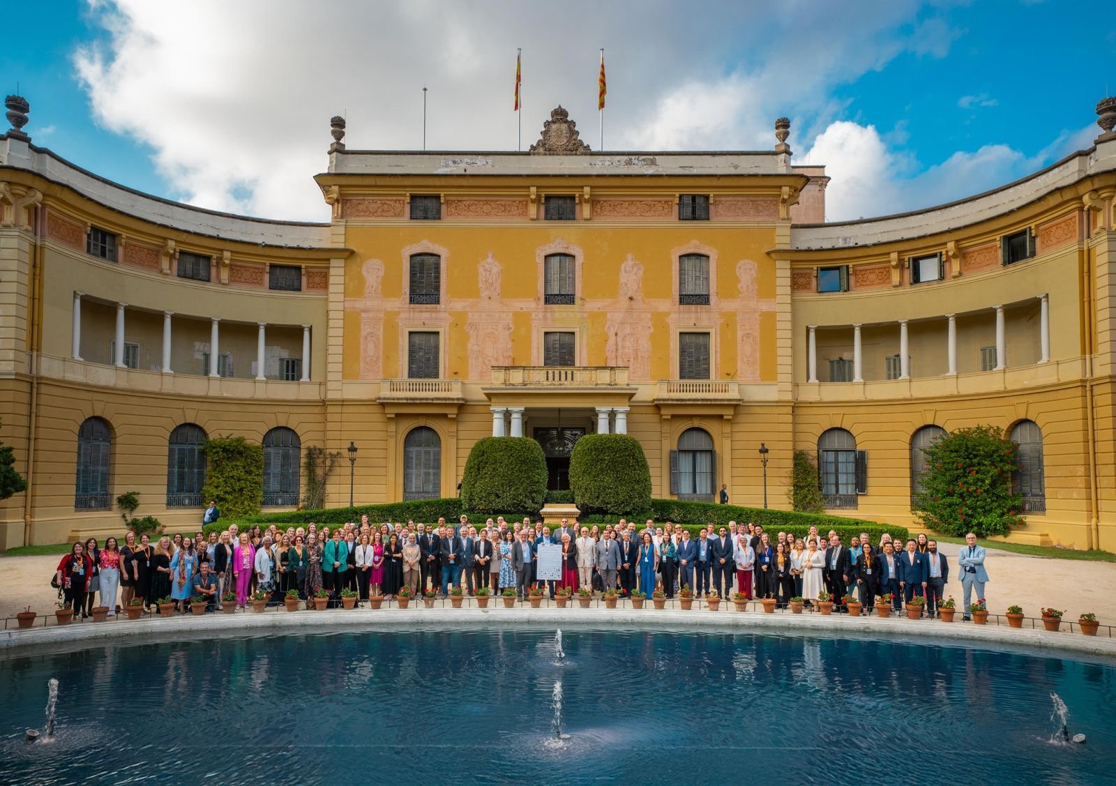 1st World Gastronomy Summit, alle deltakerne samlet utenfor Palau de Pedralbes i Barcelona. (Foto: Ben Wills)