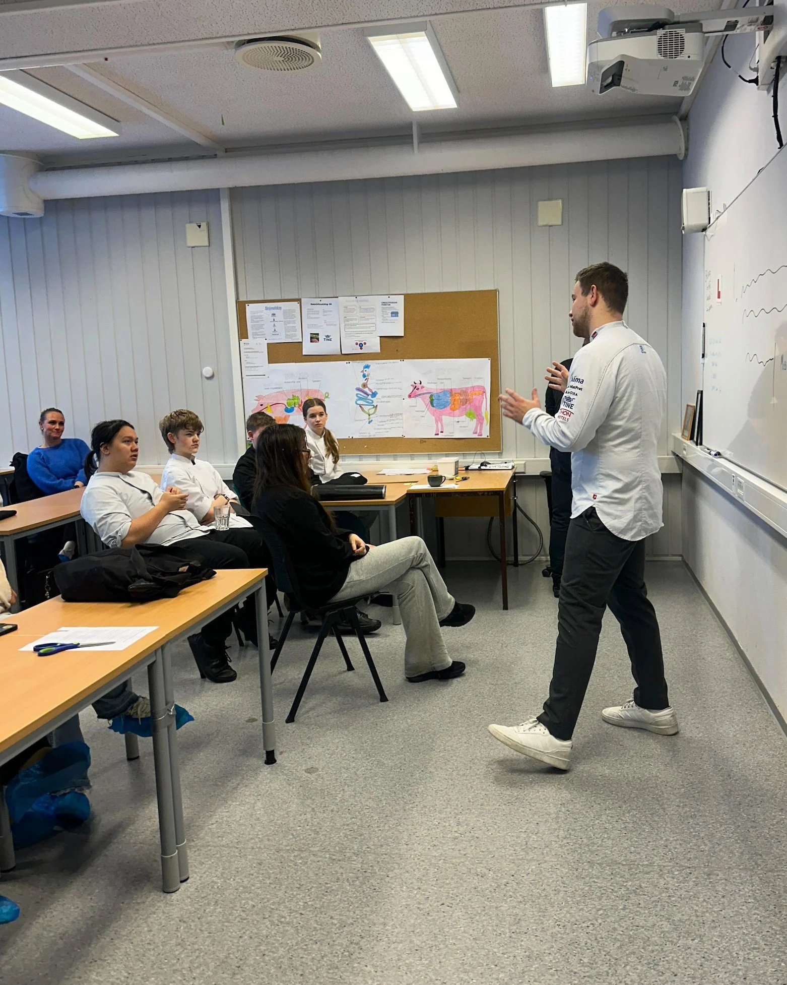 Espen Laumann i klasserommet.jpeg