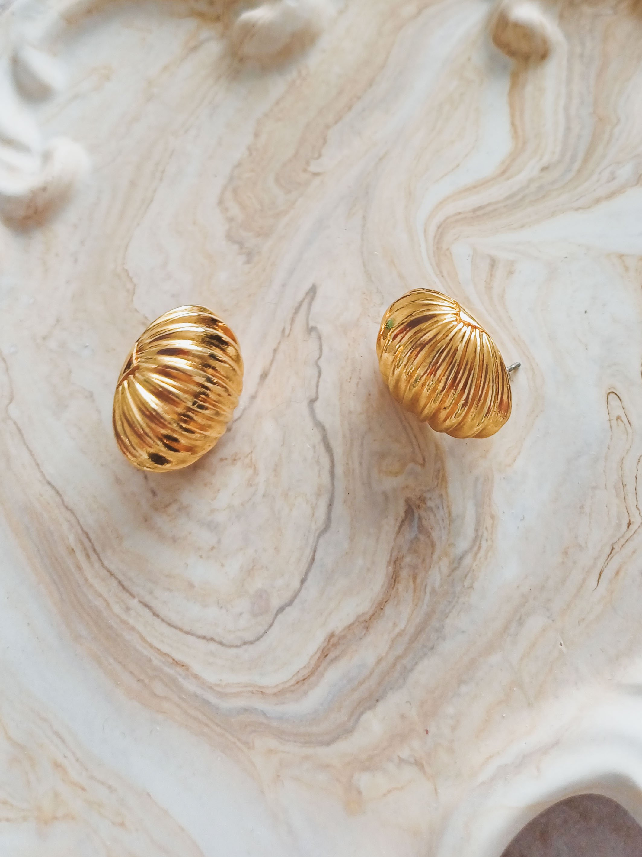 Vintage Gold Ribbed Shell Earrings