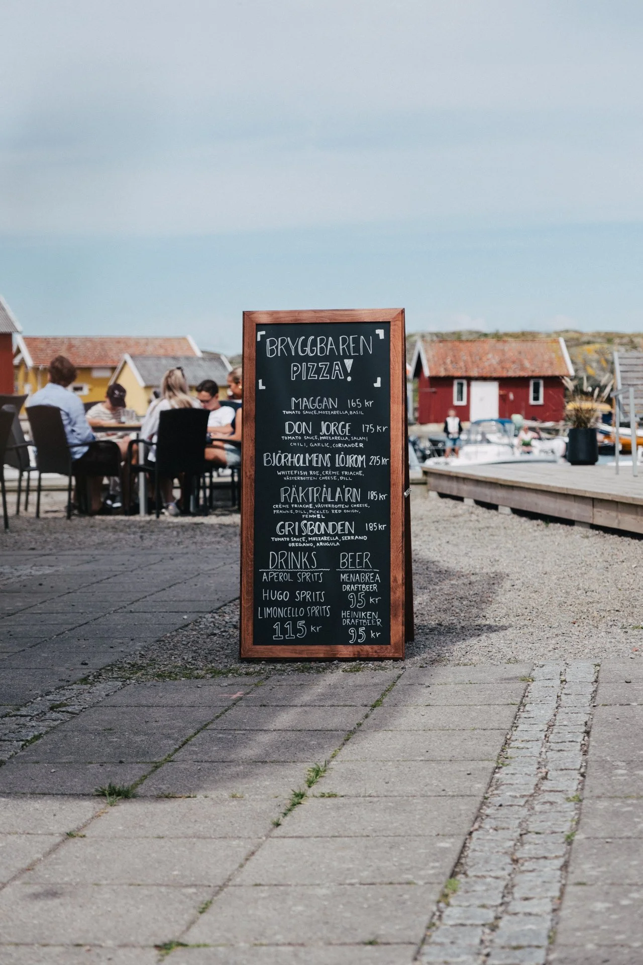 Bryggbaren med pizza på tjörn
