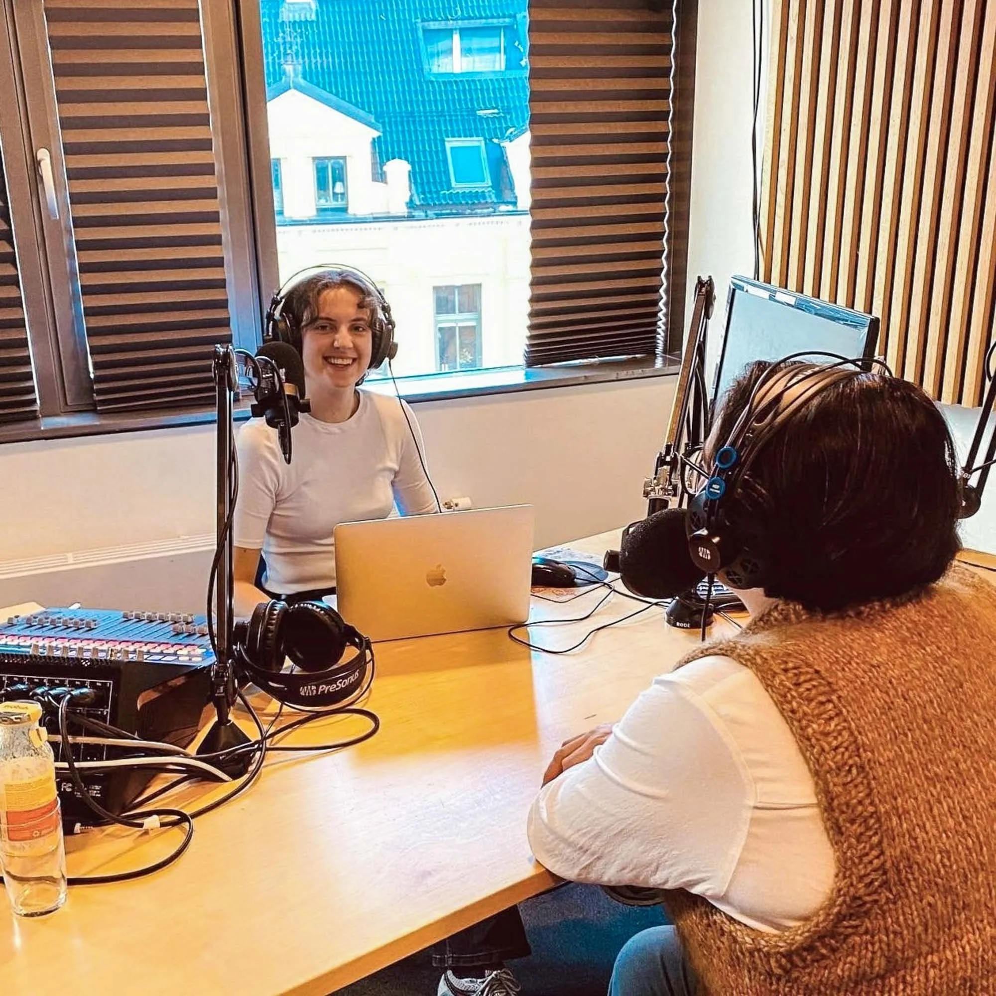 Katherine Duarte og Kathrine Helgøy spiller inn podcast i studio for stiftelsen Om i Morgens podcastlansering.
