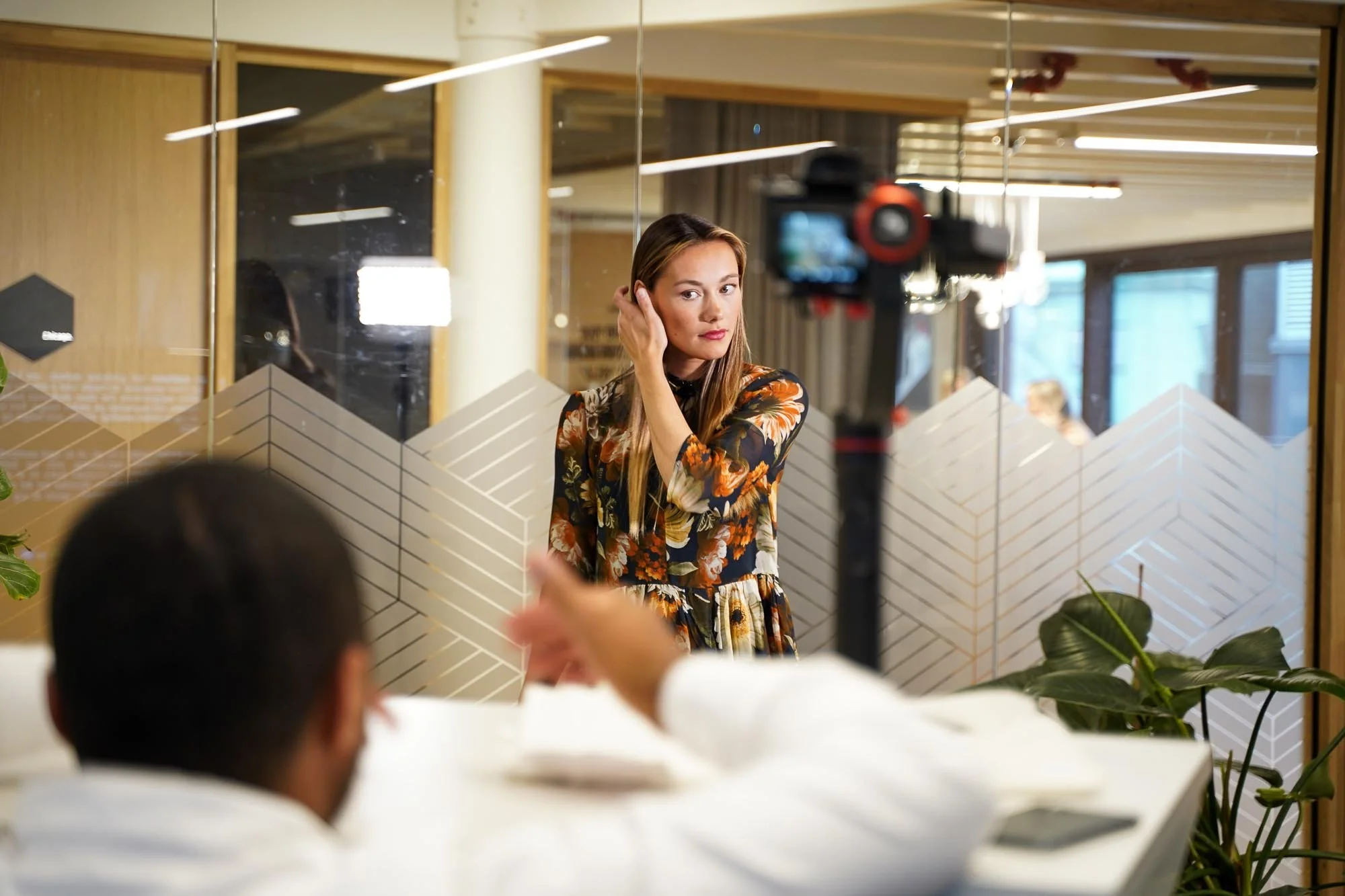 SIlje Skjelsvik under filminnspilling av digital klimauke OiMtalks, stiftelsen Om i Morgens alternativ til klima- og energikonferansen "Vi må snakke om i morgen" i 2020.