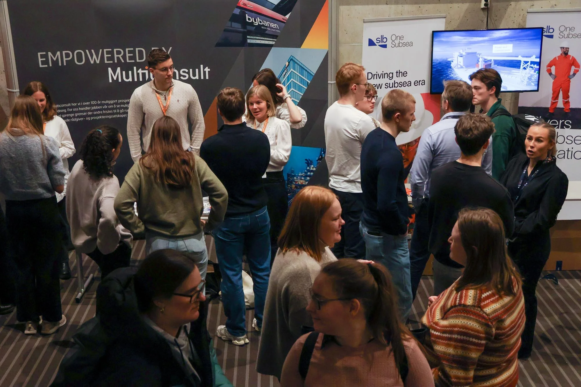 Stands og mingling under Om i Morgens bedriftskveld om teknologi og energi på Vestlandet i 2024