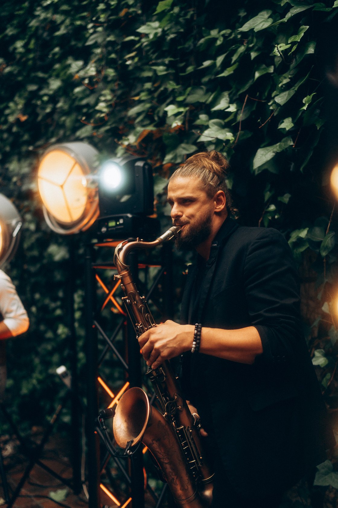 <img source='pic.gif' alt='saksofonista na wesele' />