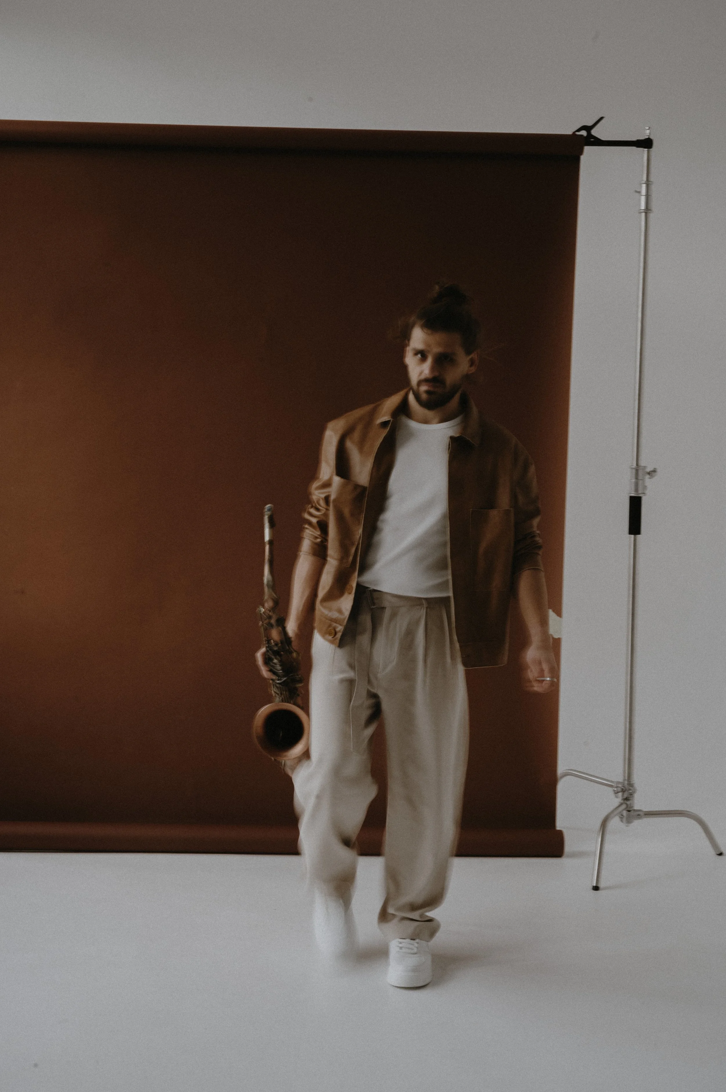 <img source='pic.gif' alt='DJ+Saksofon' />