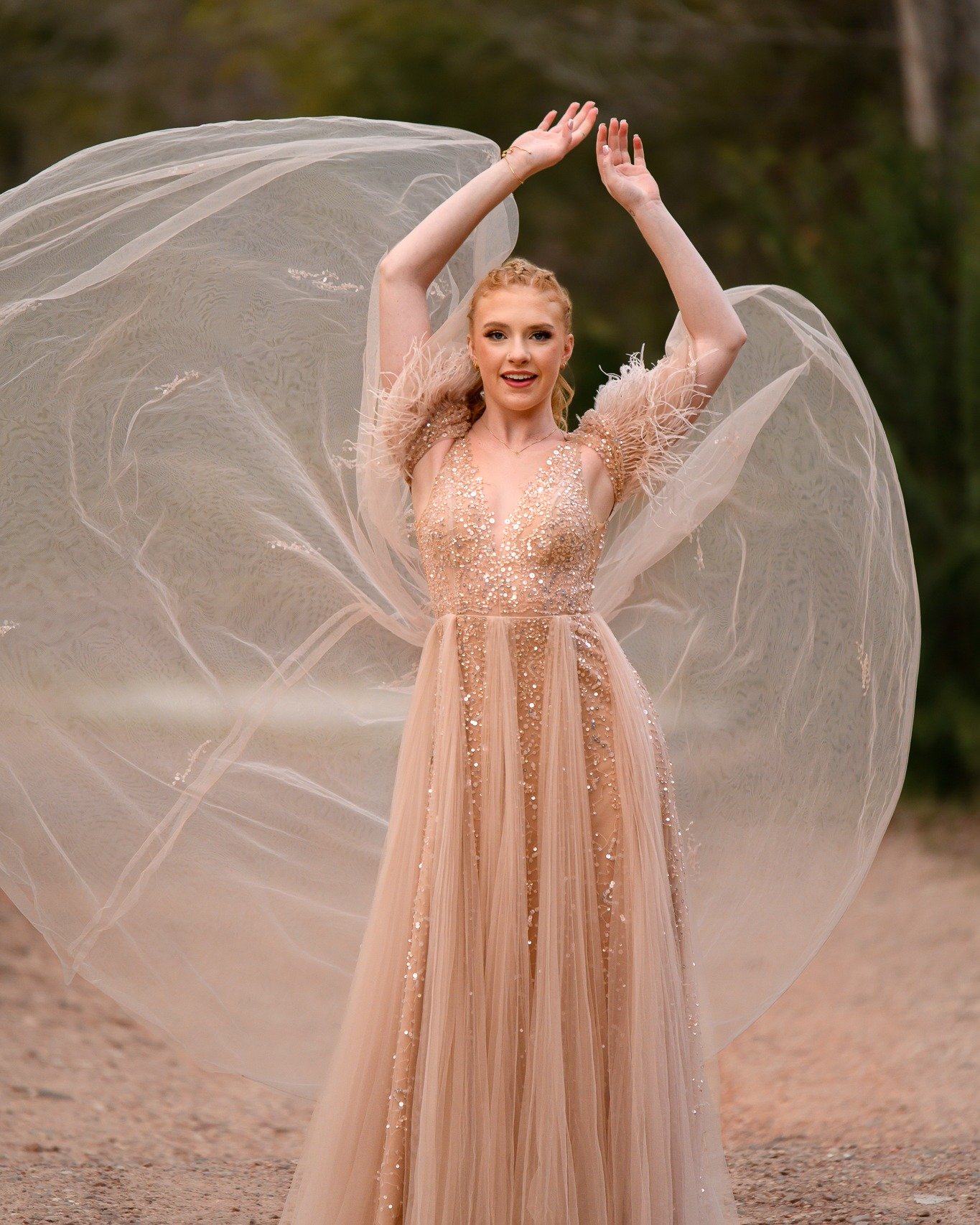 Starting the week like&hellip; 🙌✨
Not every Monday feels magical, but this energy? We&rsquo;re channeling it anyway.

Bold. Beautiful. A little sparkly.
You don&rsquo;t have to have it all figured out. Just show up and shine.
.
.
.
#kaylafurmanphoto