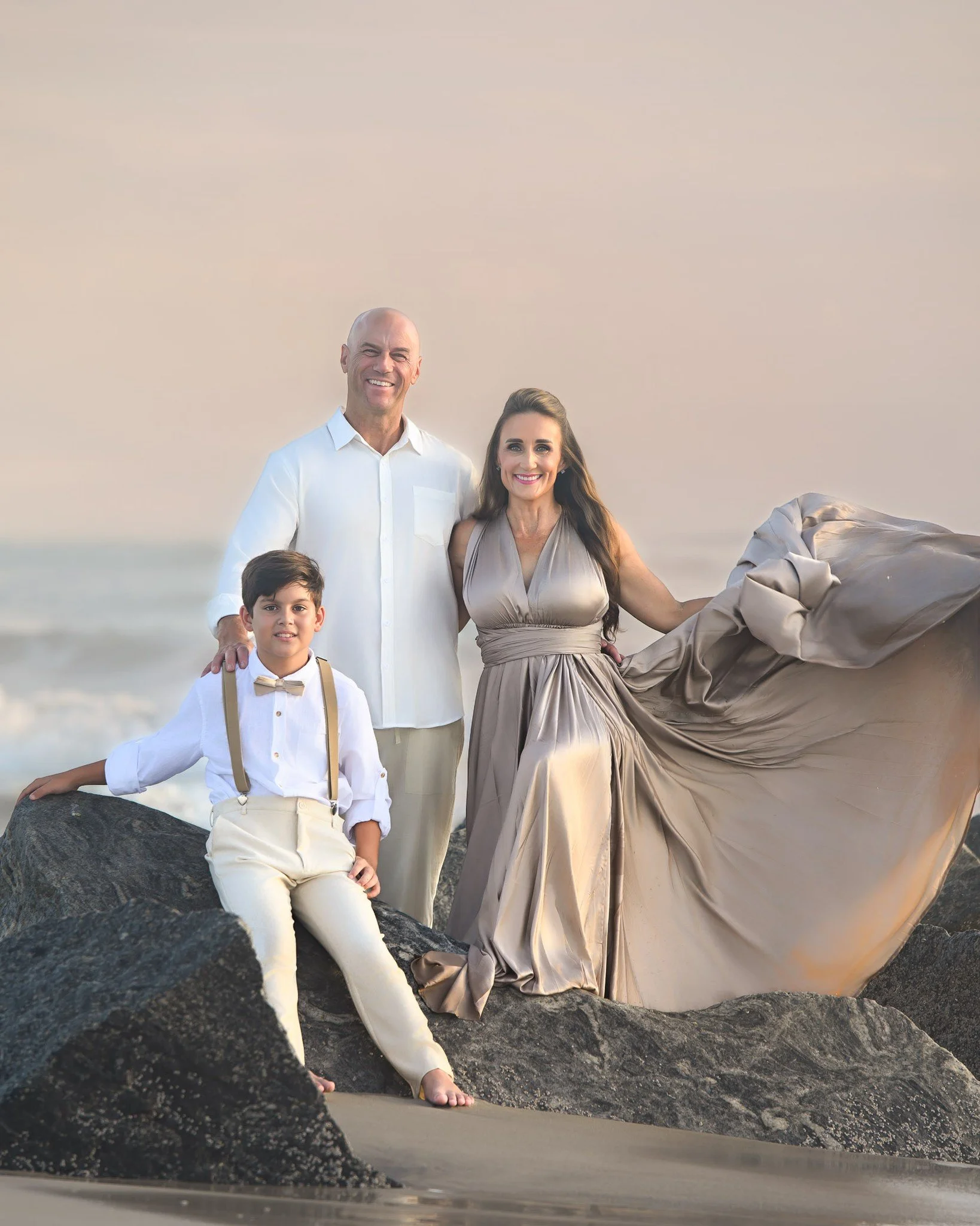 ✨ Friday feels ✨
This gorgeous family totally nailed their sunrise session! Styled to a T, hair and makeup on point, and the sweetest smiles.
I loved helping them pull everything together, from outfit ideas to timing, so the morning felt easy and fun