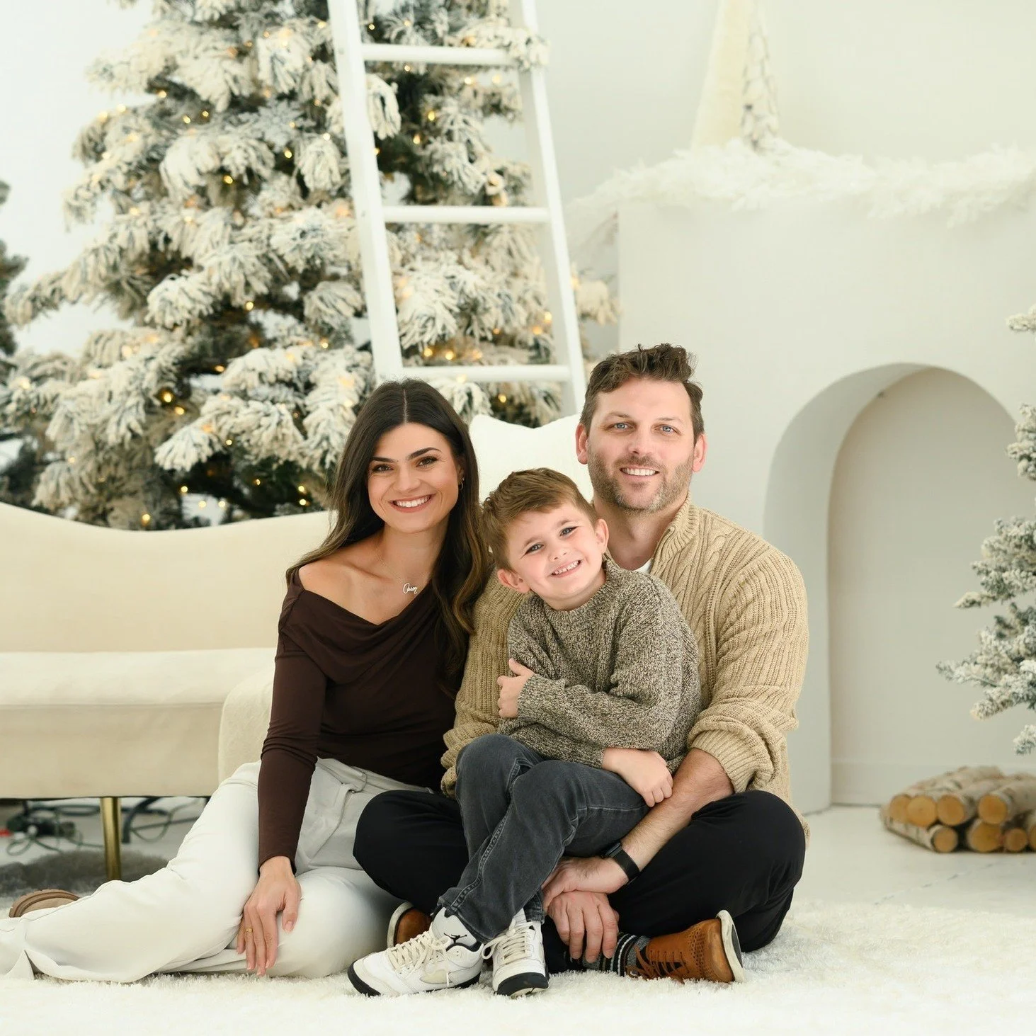 This beautiful family absolutely nailed their holiday session! Can't wait to show you more from this session.✨