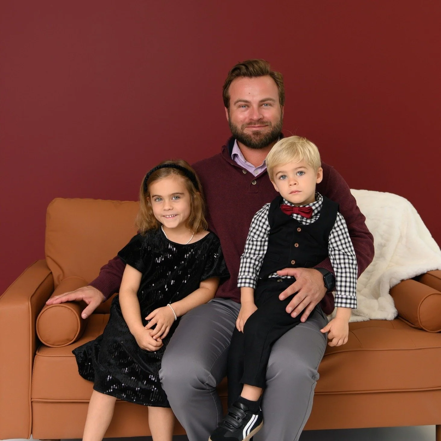 A beautiful family and the coziest holiday memories. 🎄
If you haven&rsquo;t booked yet, December 6 is the last day for holiday sessions.

www.kaylafurmaphotography.com