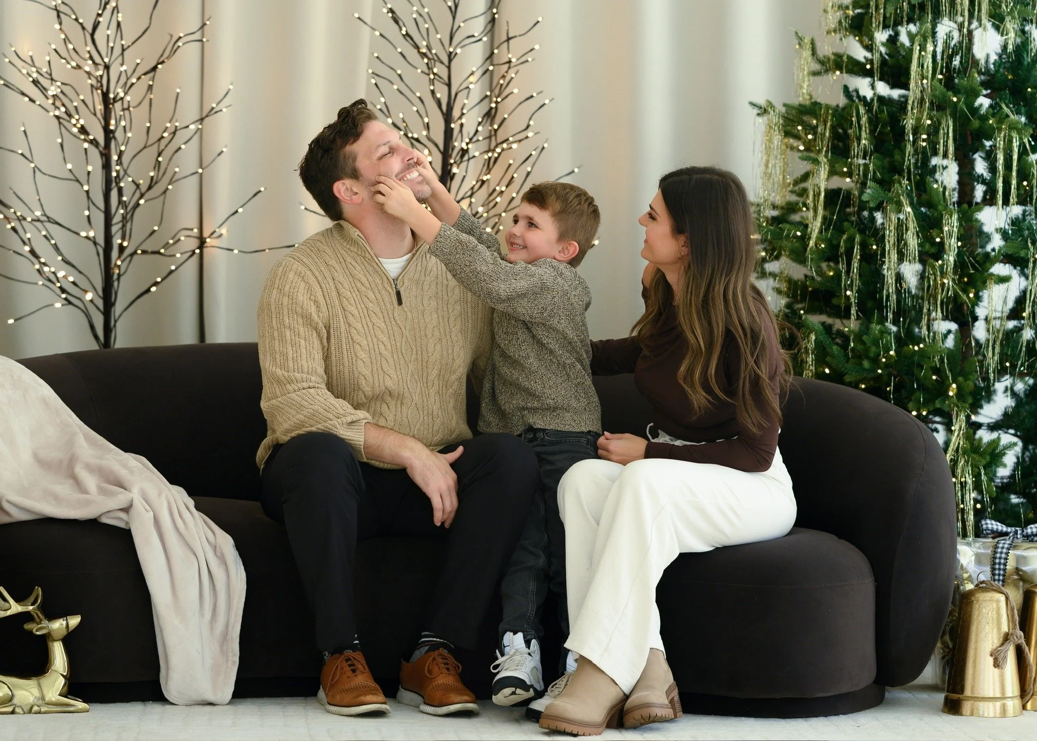 The cutest helper making sure dad&rsquo;s smile is picture perfect. 📸

Reminder: holiday sessions wrap up December 6.🎄