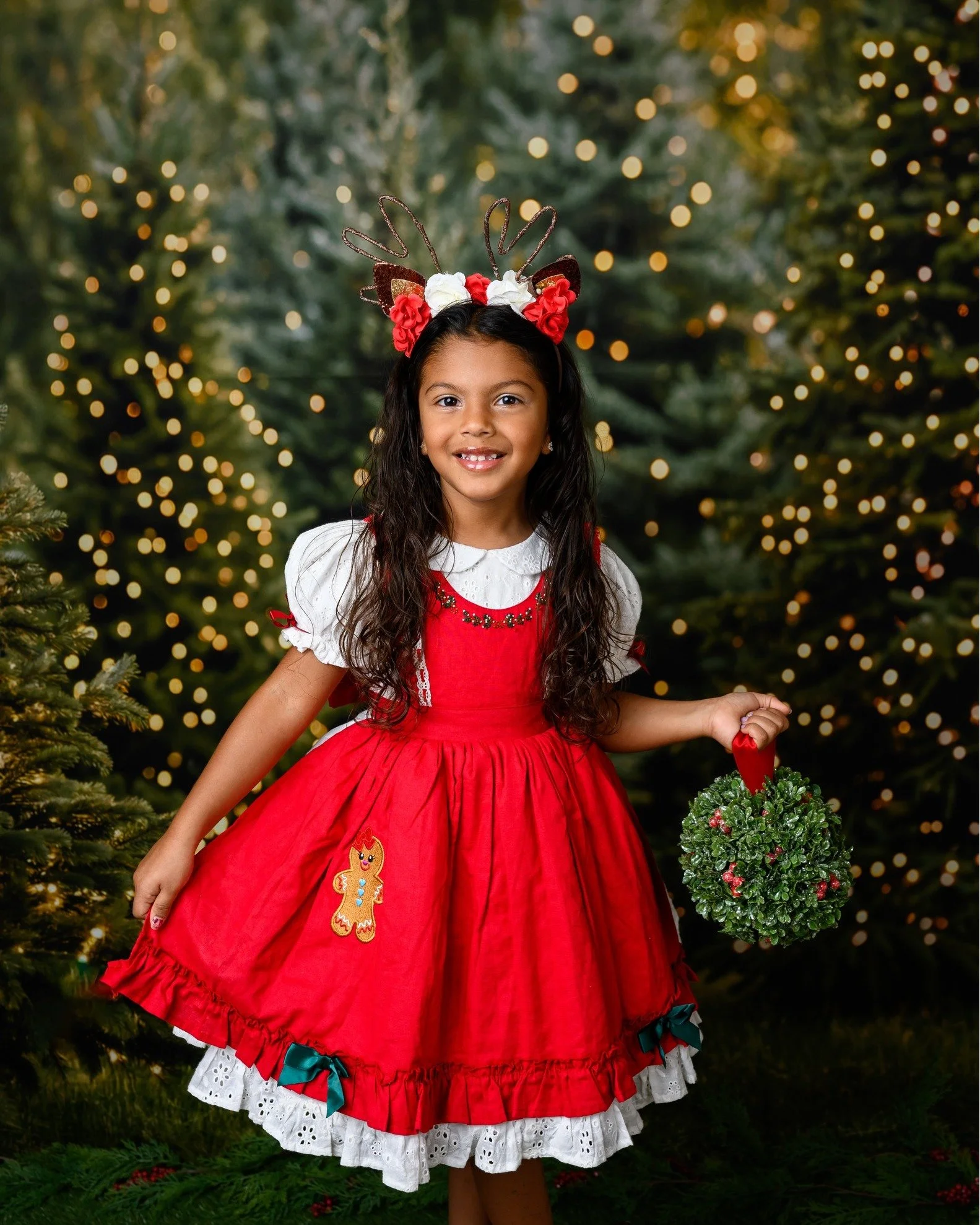 🎄 Holiday season is coming to Ruth &amp; Grace Co. 🎄

The studio is getting ready for one of my favorite seasons of the year, and holiday portrait sessions are officially available to book!

✨ Limited holiday dates are available October 17&ndash;De