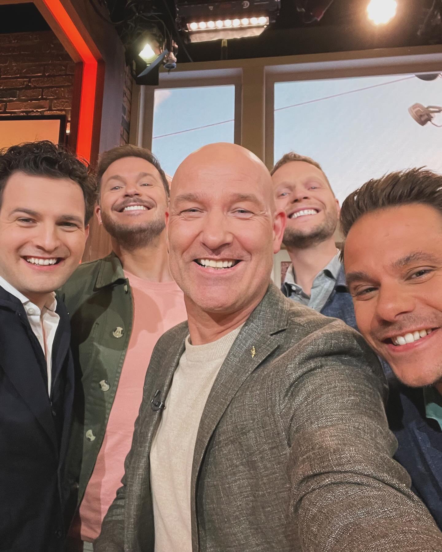 Boyband, met best witte tanden en hier &amp; daar &lsquo;n zonnebankje ook&hellip; (ligt aan het licht&hellip;)
Dit clubje Boulevard-boys staat er in deze line-up eigenlijk nooit, dus; uniek momentje!

#boyband #rtlboulevard 🔸