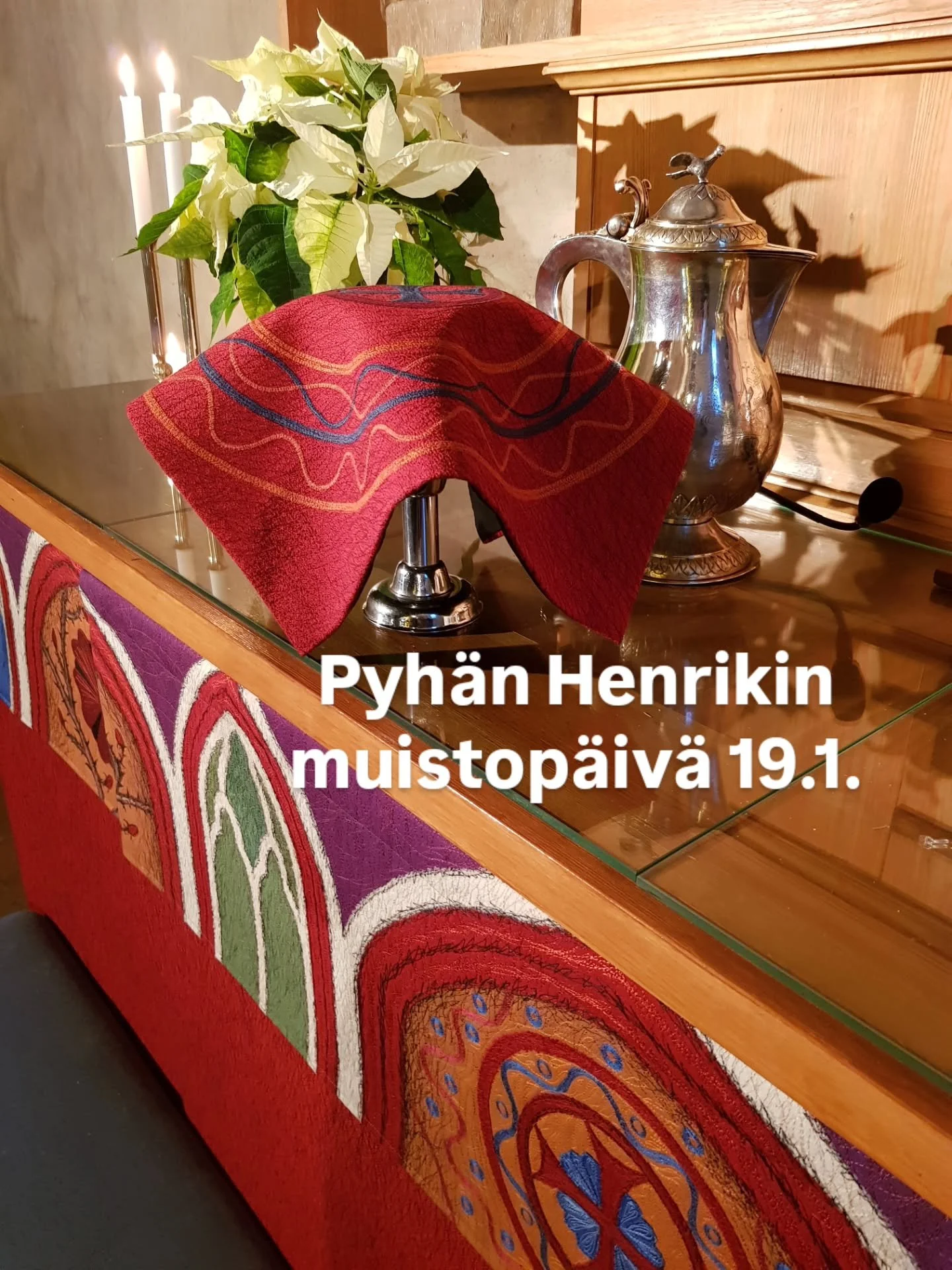 Pyht&auml;&auml;n Pyh&auml;n Henrikin kirkko ja punaisten kirkkotekstiilien symboliikka.

19.1. on piispa Henrikin muistop&auml;iv&auml;, Heikin p&auml;iv&auml;.
Punaiseen tekstiiliin olen suunnitellut ja kirjonut kirkon ja seurakunnan syntyyn liitty