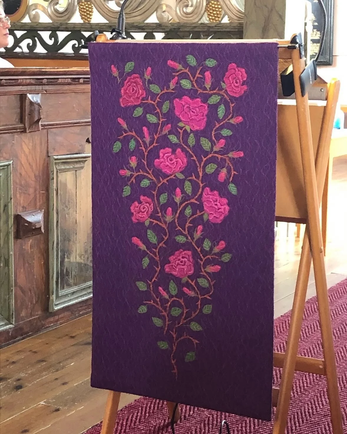 Tornionlaakson ruusuja

Violetti on vahva v&auml;ri, paastonajan v&auml;ri. Se on monimuotoinen ja vahva v&auml;ri. Taiteilijan n&auml;k&ouml;kulmasta kirkkotekstiilien violetin s&auml;vyn m&auml;&auml;ritt&auml;&auml; kirkon sis&auml;tilan v&auml;ri