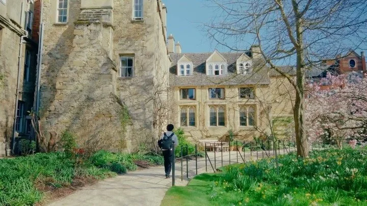 Moving postcards from Oxford 💌 on the first day of spring. Take a short second to immerse yourself in the scene and the playful animations inspired by the city.

These are just a few of the things you can see wondering around Oxford without a map: 
