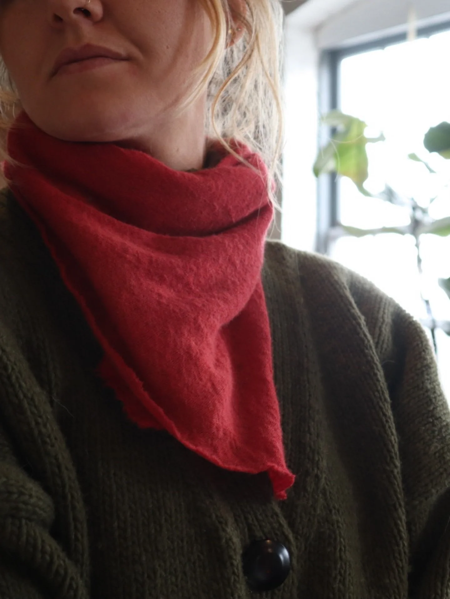 This season my go to pop of color has been a rich red! ❤️ Sometimes I seem to be drawn into color combinations and rotate though them for several months or more. I recently loved pairing a pop of red and browns and blues. ❤️🤎🩵 Does anyone else go t