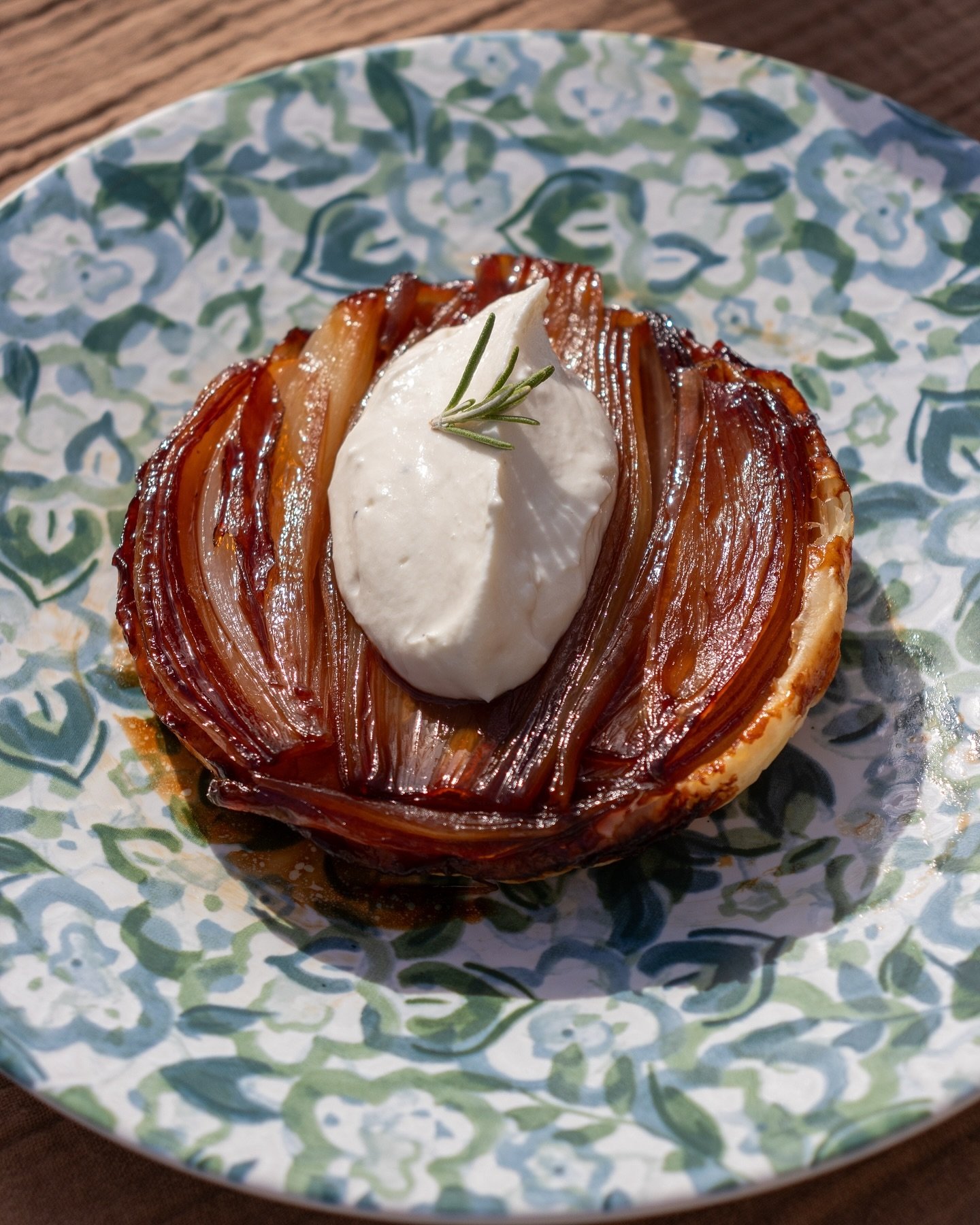 Tatins d&rsquo;&eacute;chalotes au caramel de balsamique @domainejolibois 

Une recette que j&rsquo;ai cr&eacute;&eacute;e en exclusivit&eacute; pour le dernier s&eacute;jour au Domaine Jolibois, pour mettre en lumi&egrave;re deux produits phares du 