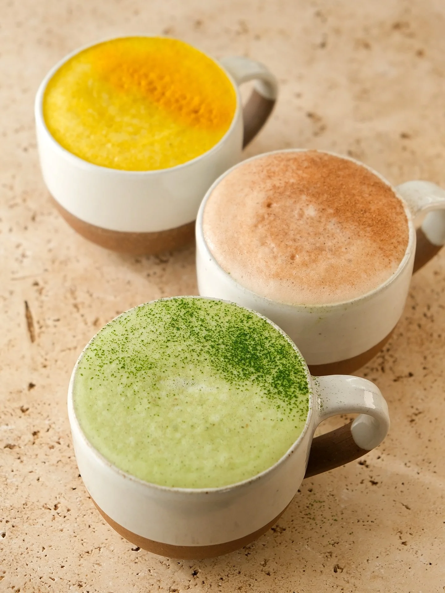 3 boissons r&eacute;confortantes, 3 moments de la journ&eacute;e, pour ralentir, nourrir, recharger le corps et apaiser l&rsquo;esprit, gr&acirc;ce aux plantes adaptog&egrave;nes.

Les adaptog&egrave;nes sont de vrais alli&eacute;s pour aider le corp