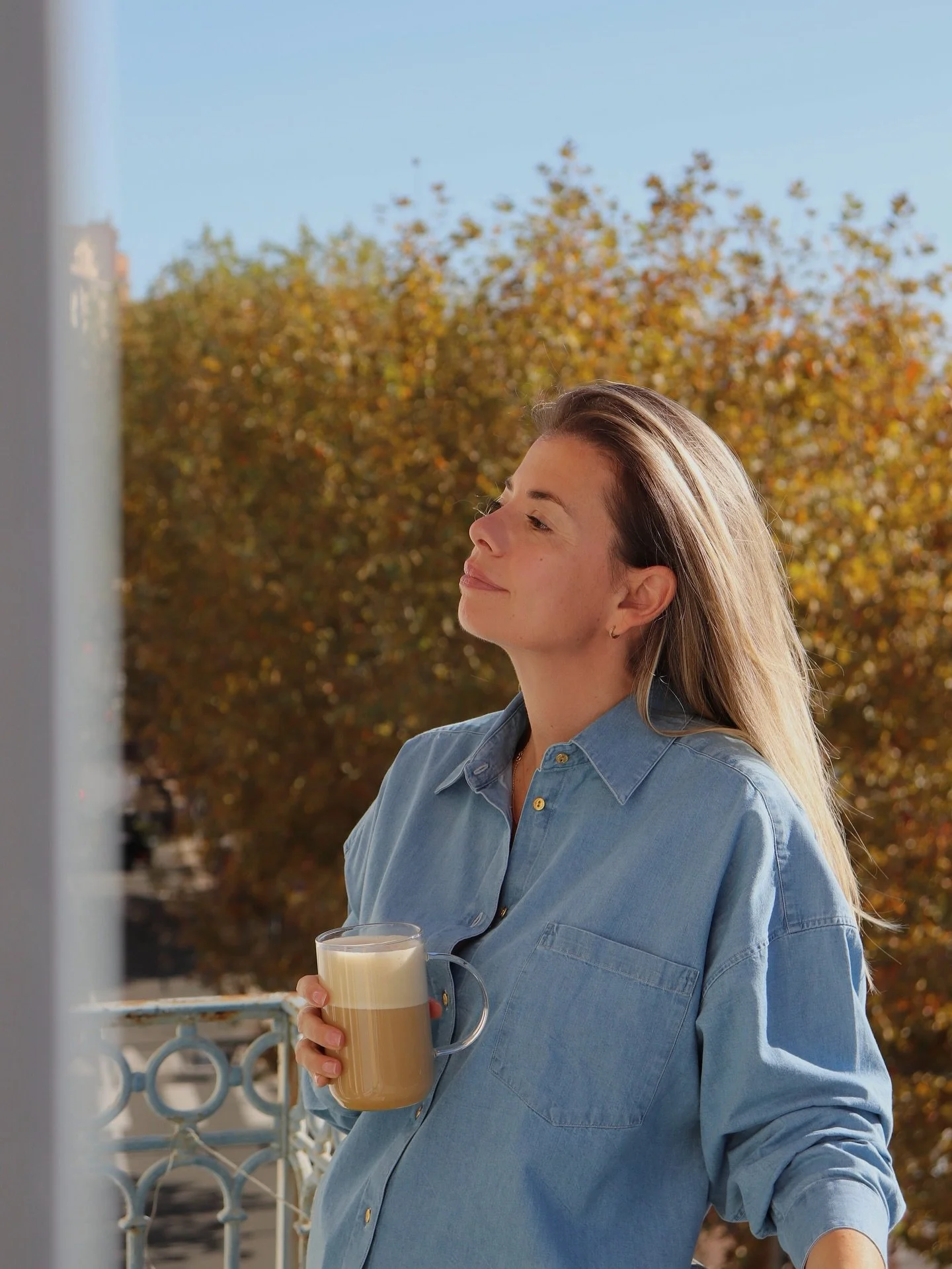 At home with @wearebarnie &amp; Coco ☕️🍂

11/11/25
L&rsquo;automne par la fen&ecirc;tre, les feuilles brunissent, la lumi&egrave;re d&eacute;cline, mais ici le soleil brille toujours.
Un bon chai chaud, une (ou deux) part de mon cake aux &eacute;pic