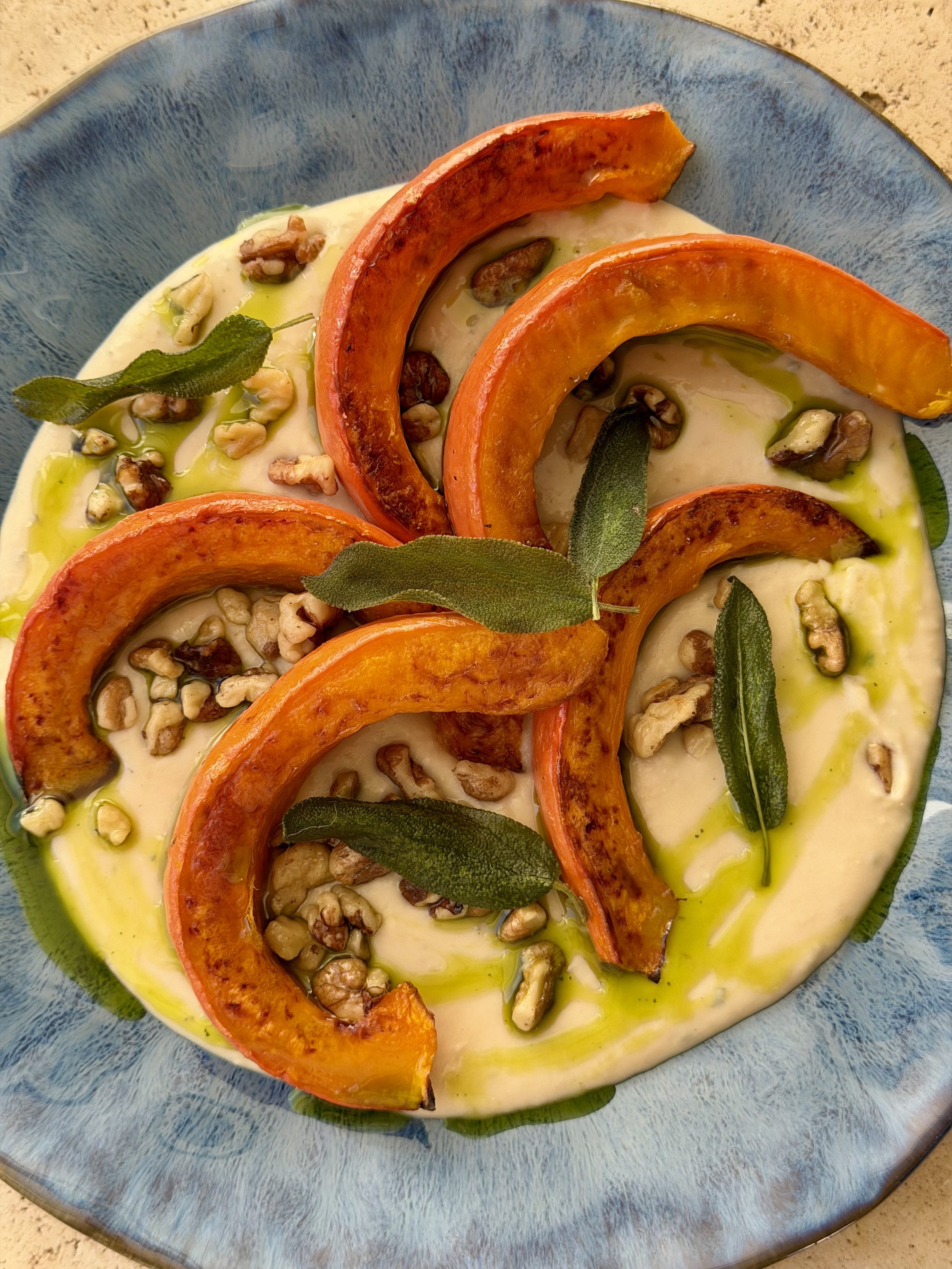 Potimarron rôti au balsamique &amp; crème de haricots blancs sauge miso