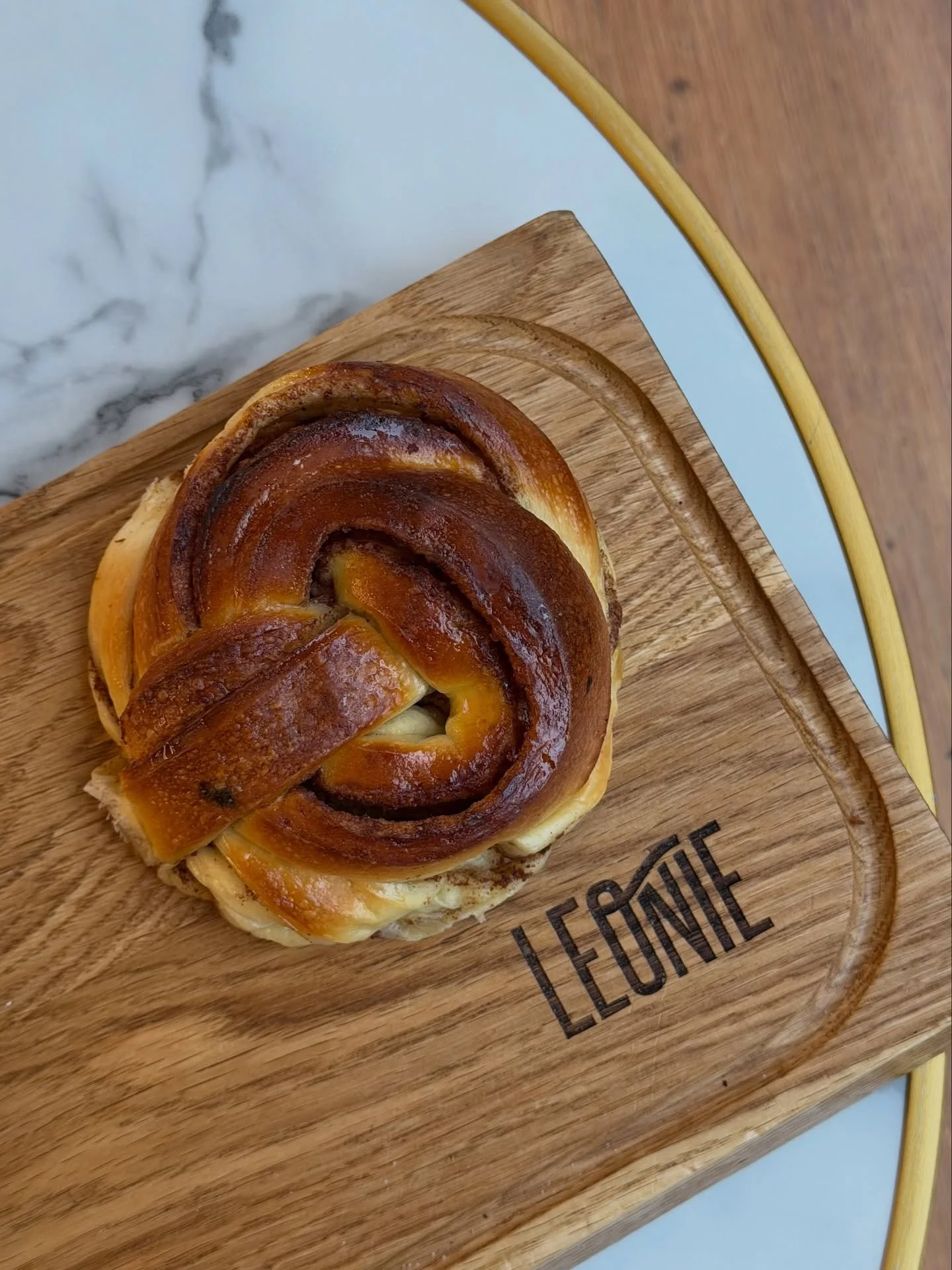 Festive season in Paris 🎄

&bull;Les meilleurs cinnamon roll de Paris @leoniebakeryparis &bull;Courses de No&euml;l chez @sezane 
&bull;Le collier Caract&egrave;re(s) @boneurparis 
&bull;Les d&eacute;licieux chocolats chez @chocolatchapon et mention